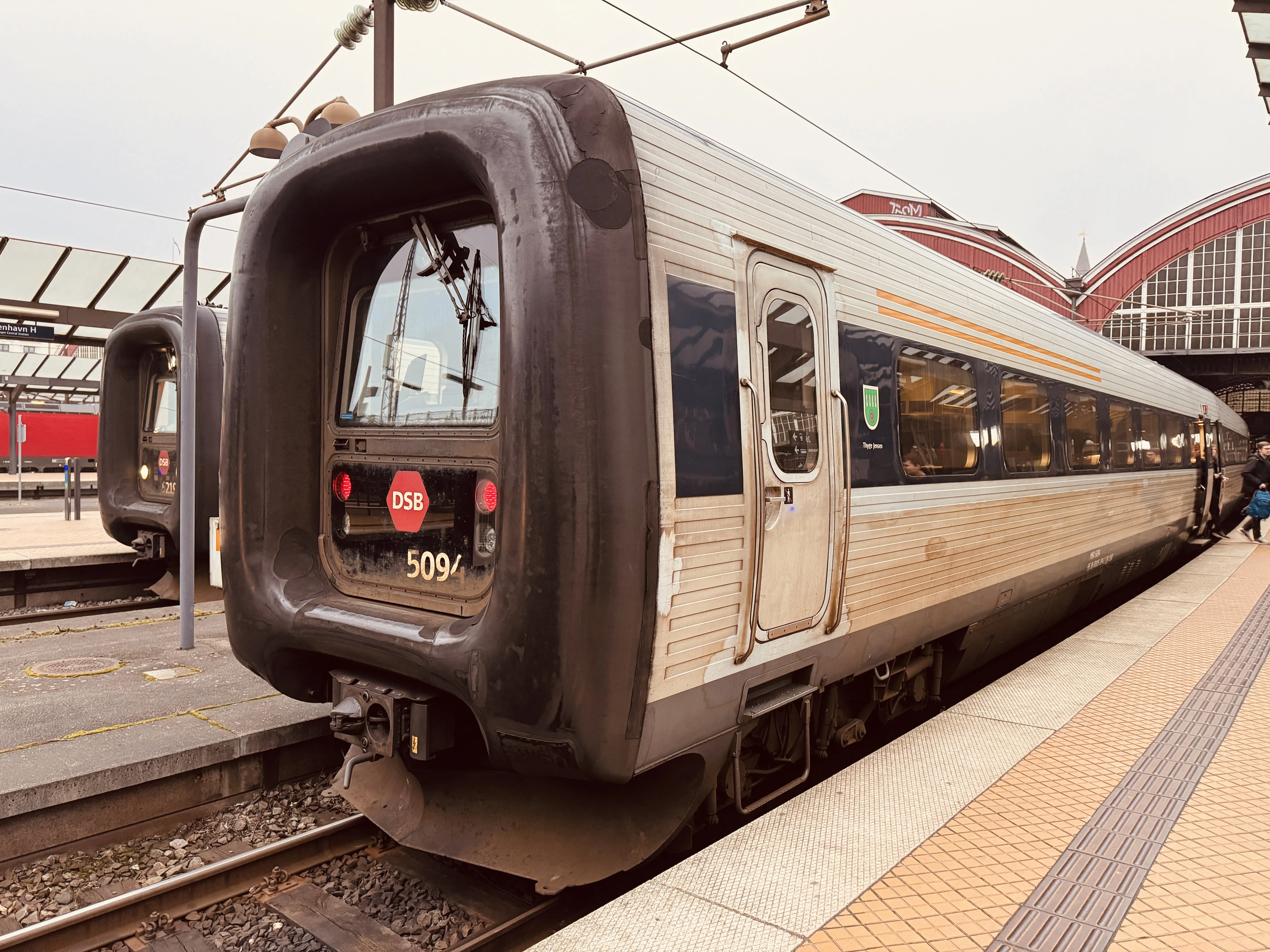 Billede af DSB MF 5094 fotograferet ud for København Hovedbanegård.