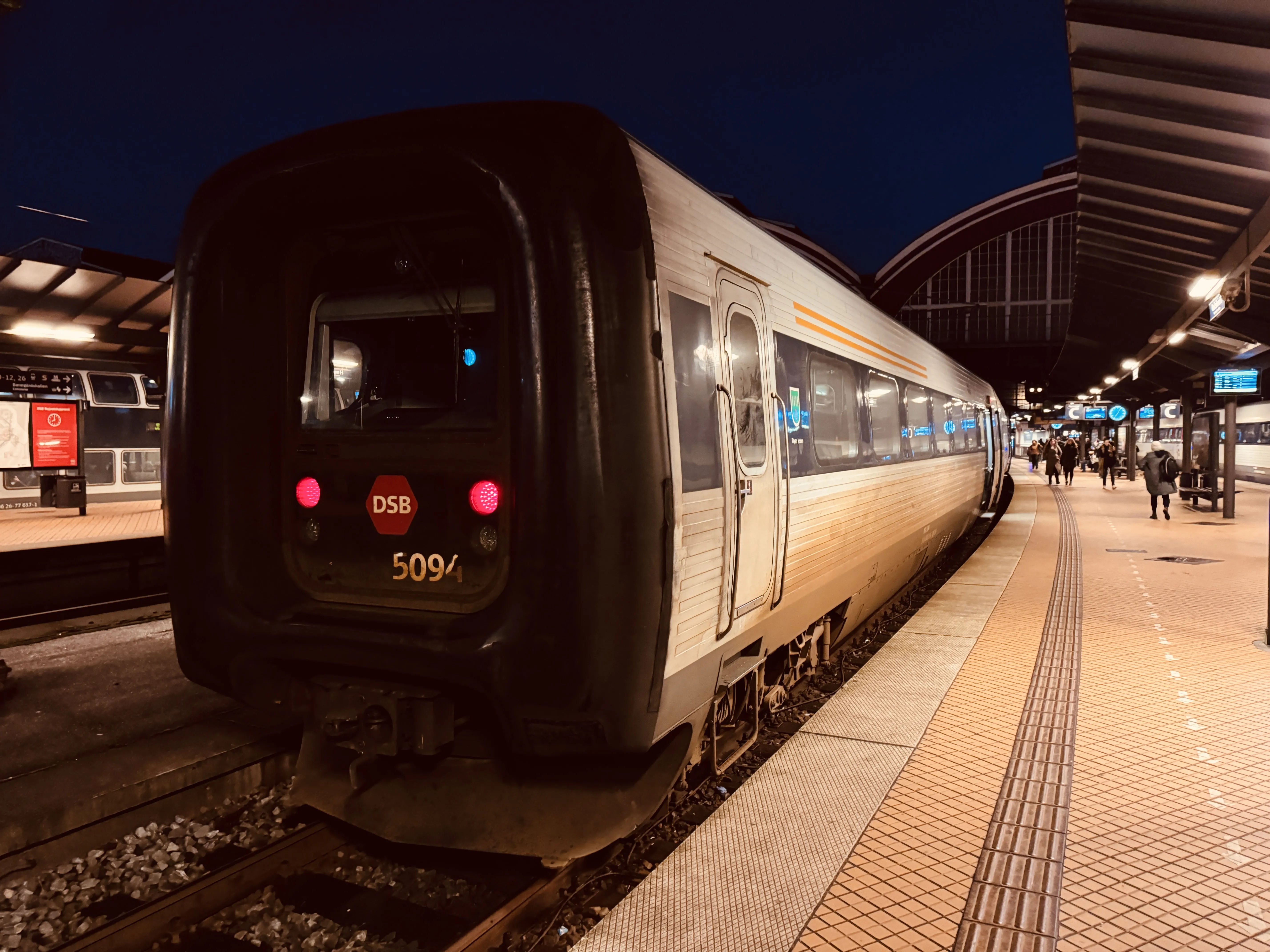 Billede af DSB MF 5094 fotograferet ud for København Hovedbanegård.