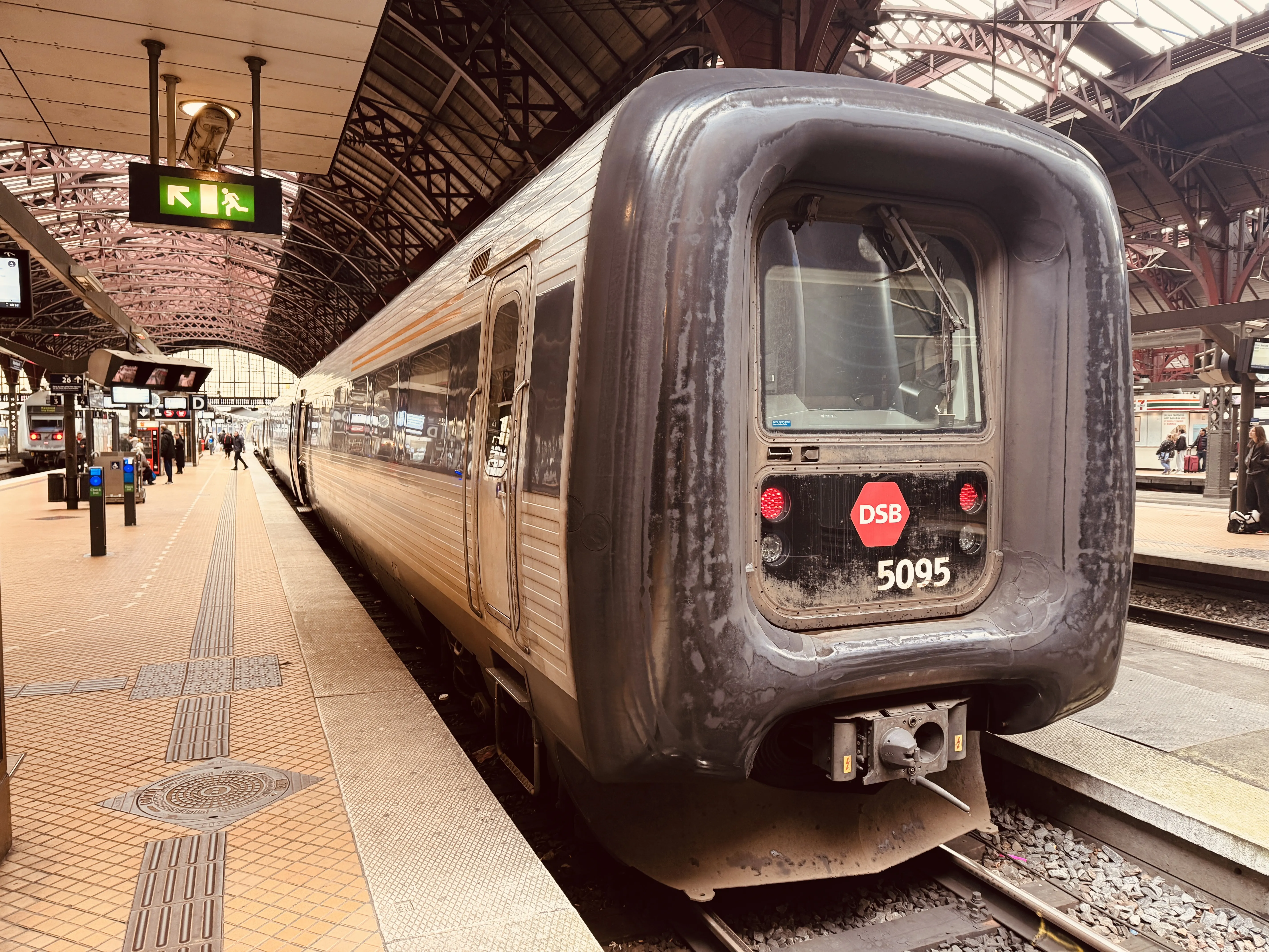 Billede af DSB MF 5095 fotograferet ud for København Hovedbanegård.