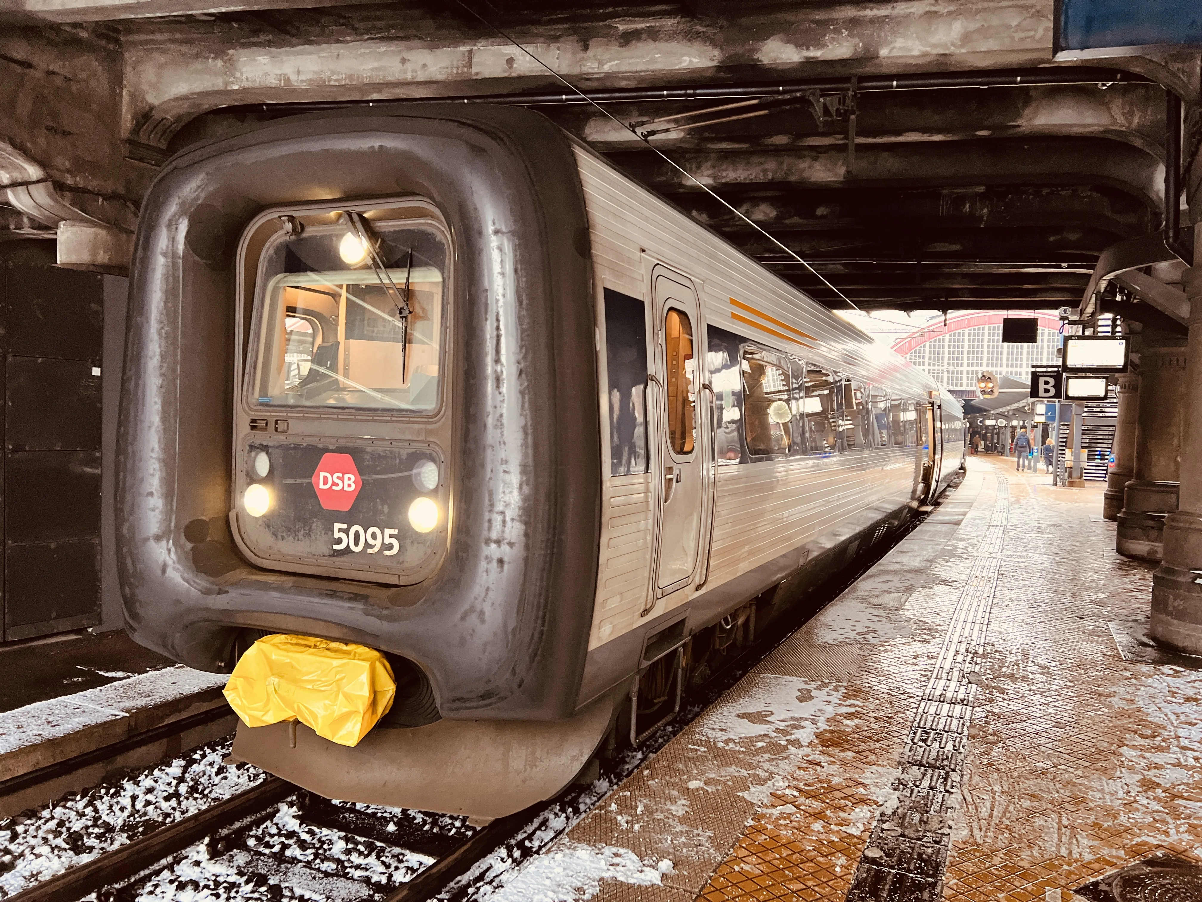 Billede af DSB MF 5095 fotograferet ud for København Hovedbanegård.