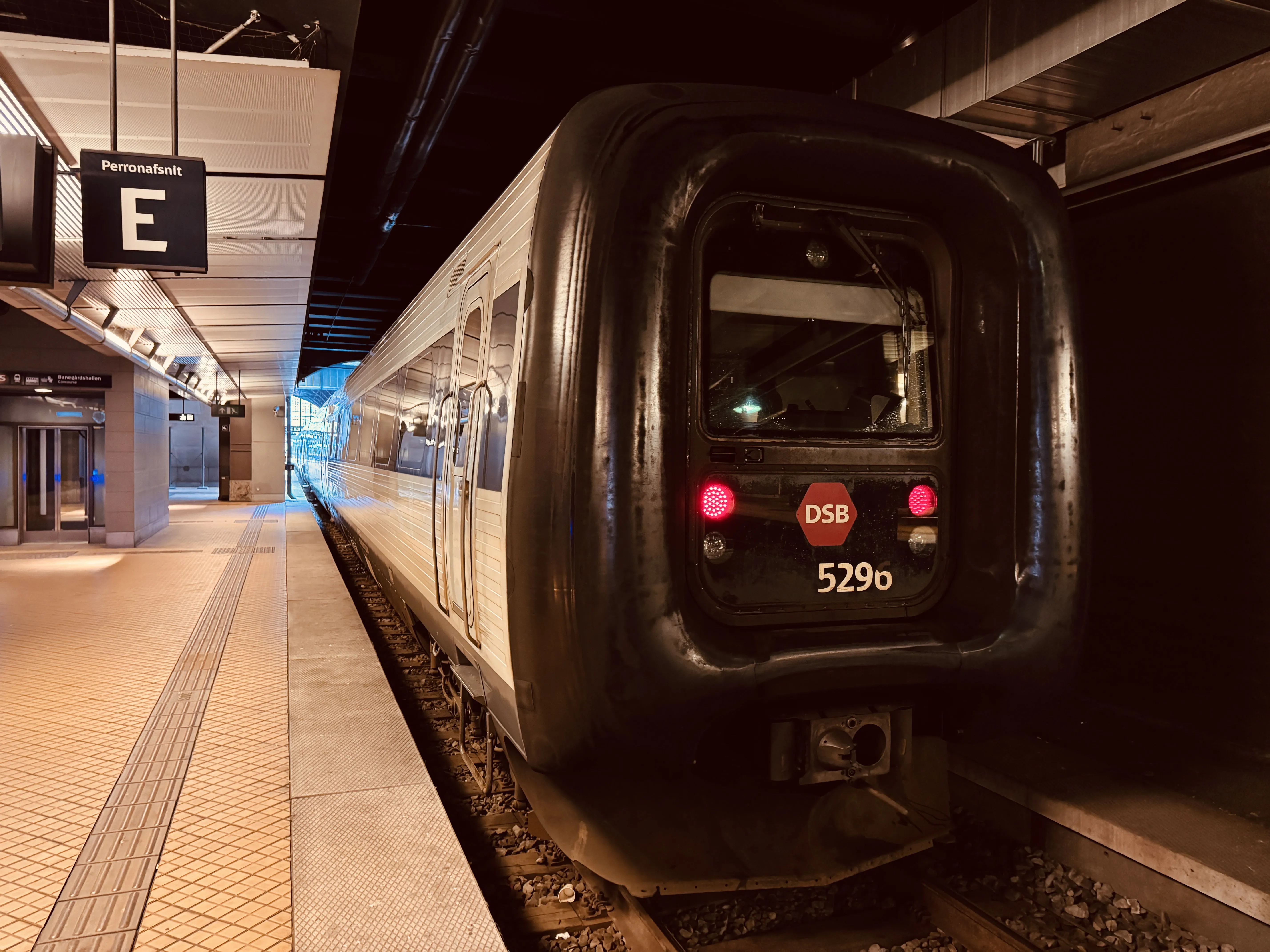 Billede af DSB MF 5096 fotograferet ud for København Hovedbanegård.