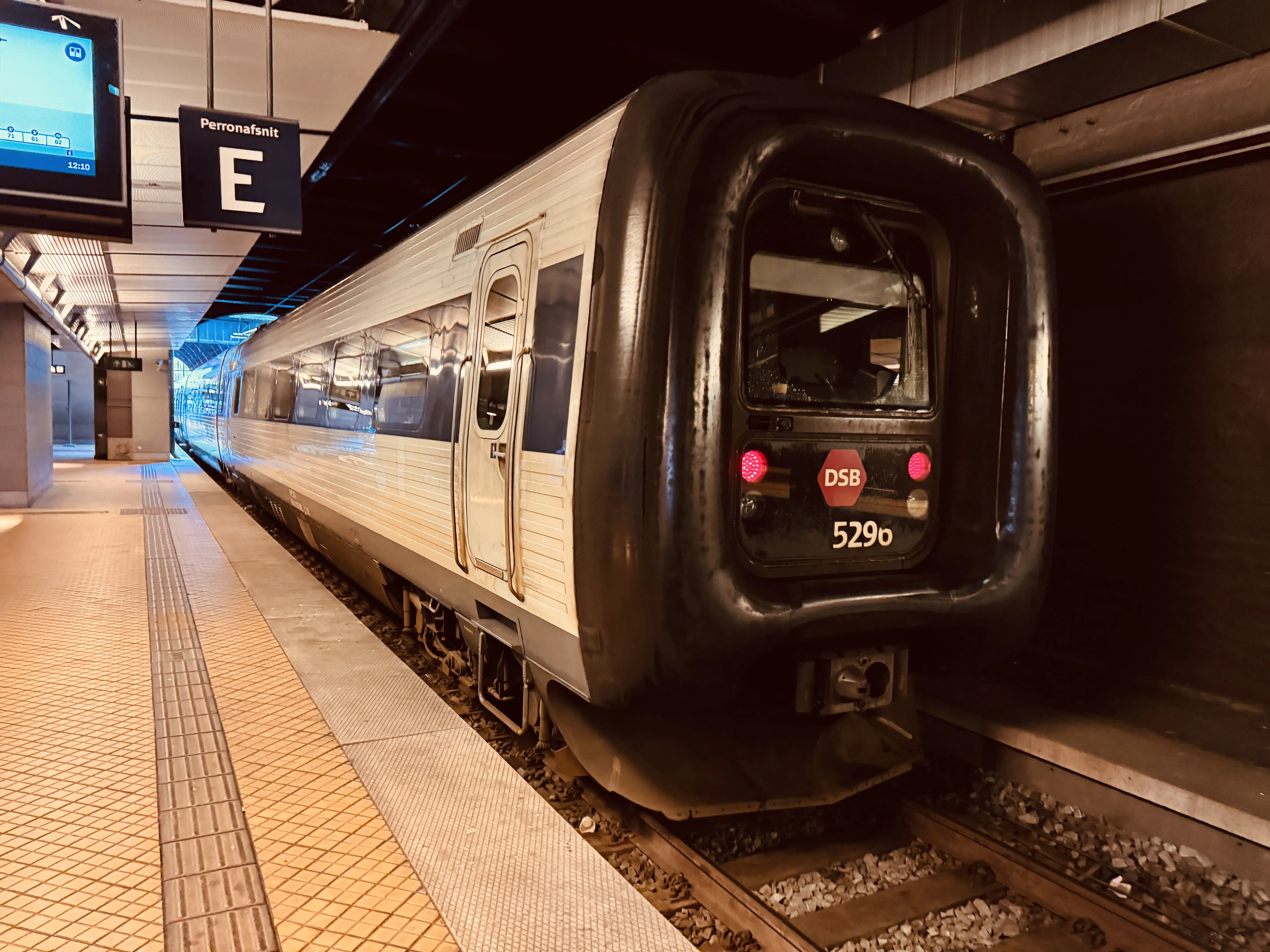 Billede af DSB MF 5096 fotograferet ud for København Hovedbanegård.