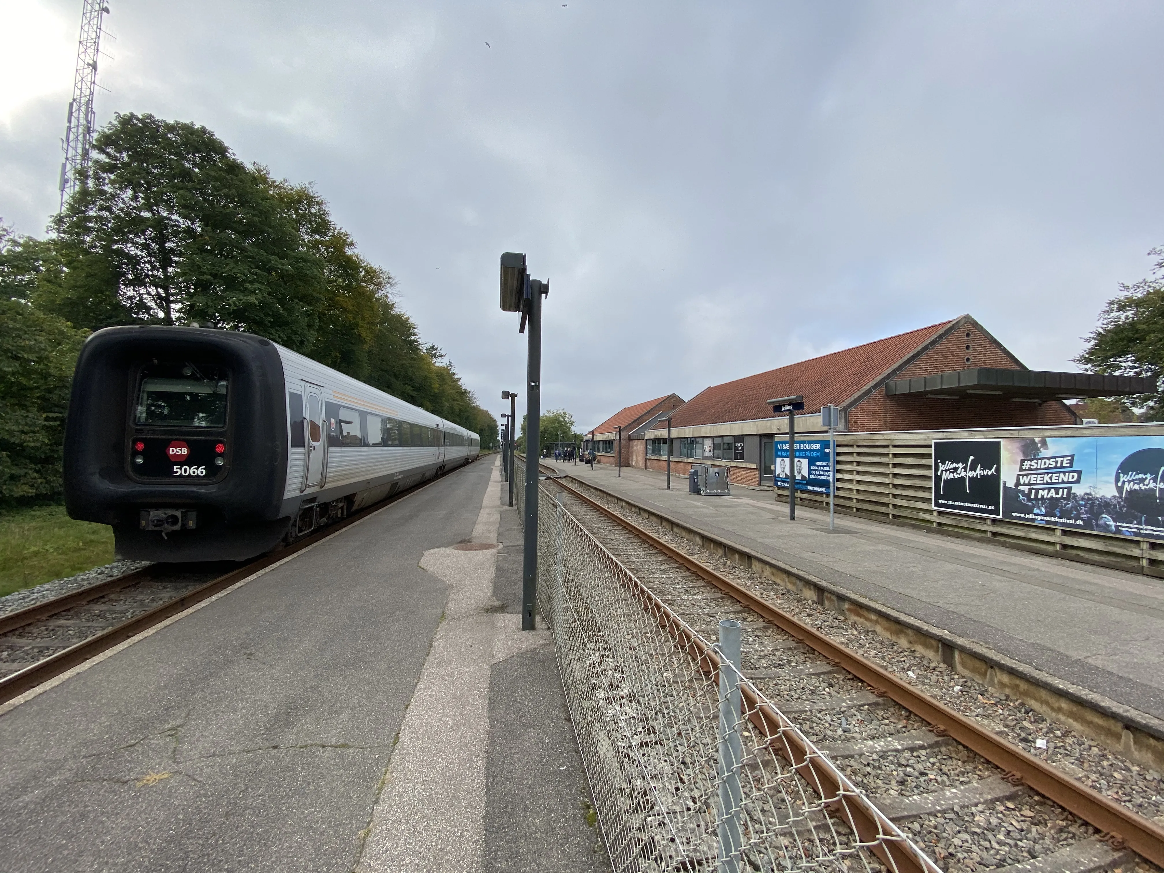 Billede af DSB MF 5066 fotograferet ud for Jelling Trinbræt.