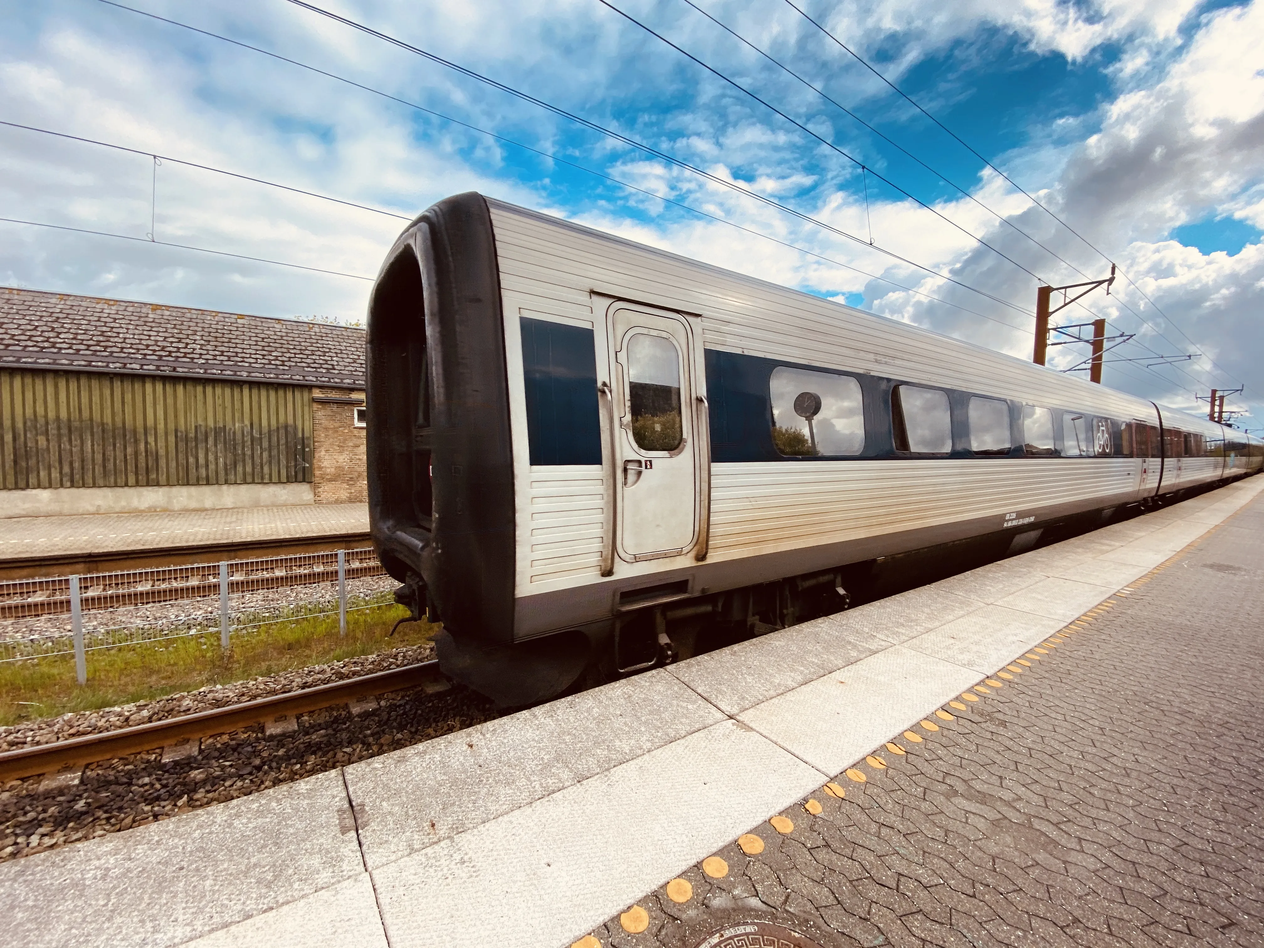 Billede af DSB ER 2016 fotograferet ud for Brørup Station.