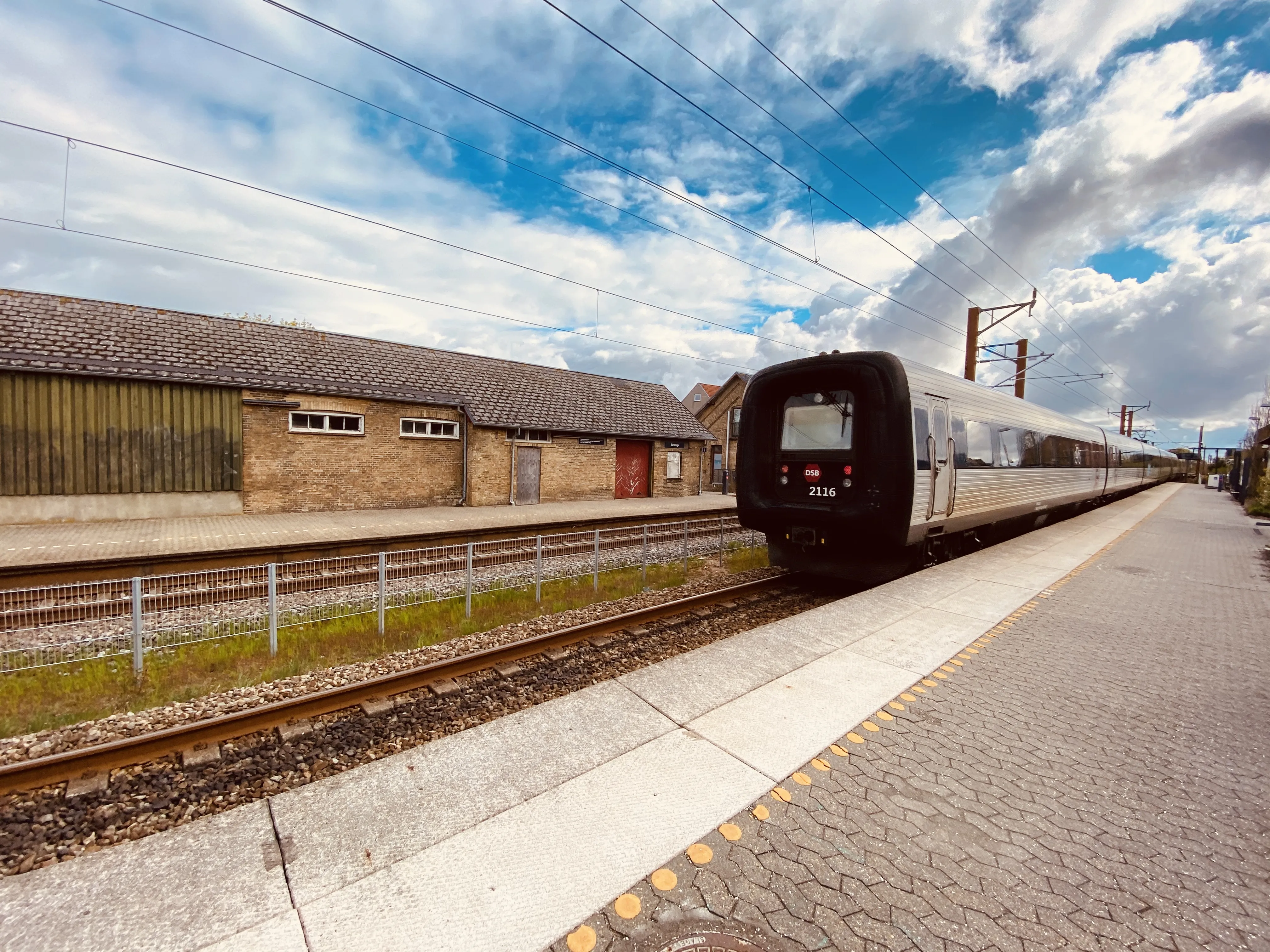 Billede af DSB ER 2016 fotograferet ud for Brørup Station.