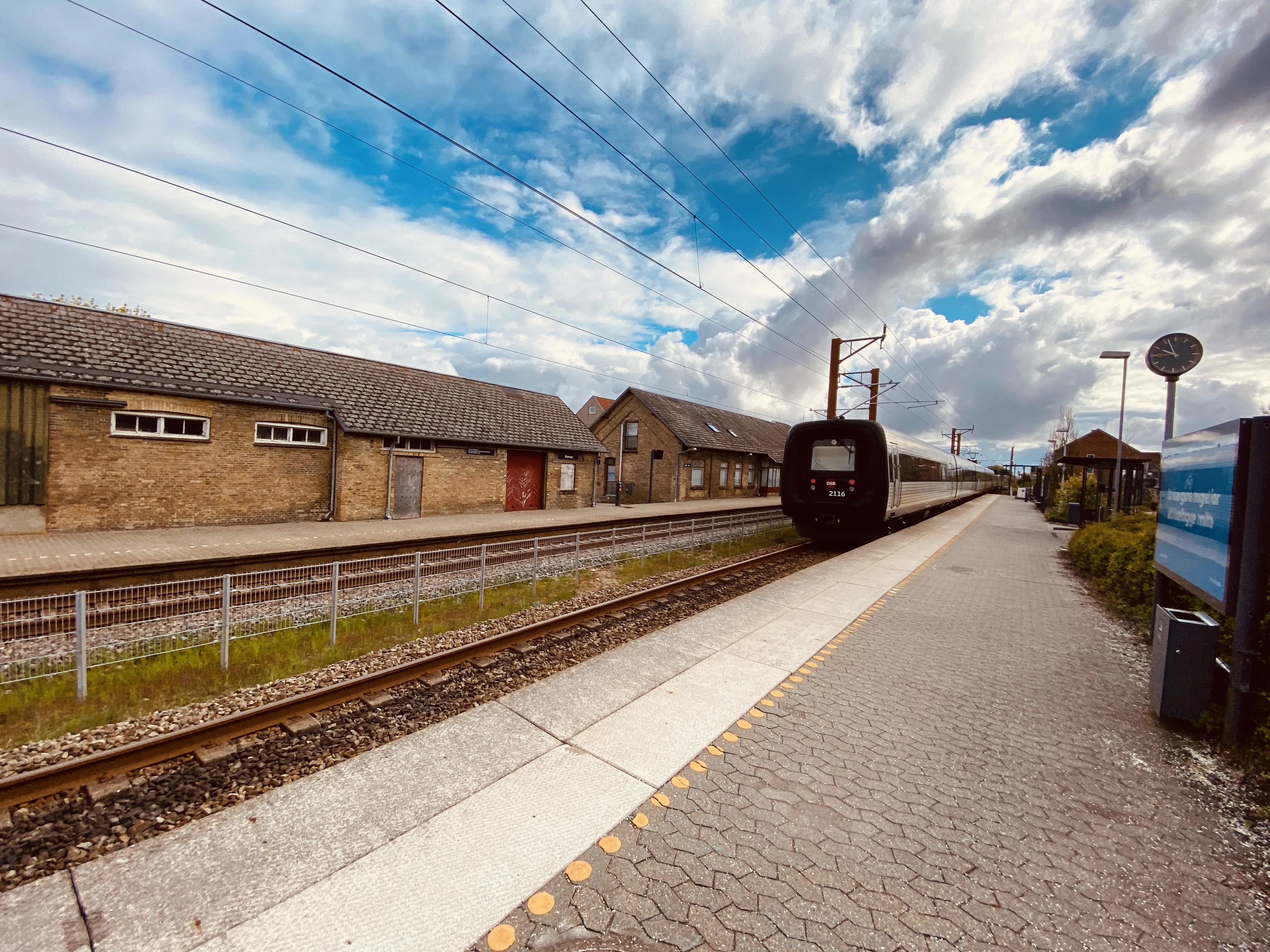 Billede af DSB ER 2016 fotograferet ud for Brørup Station.