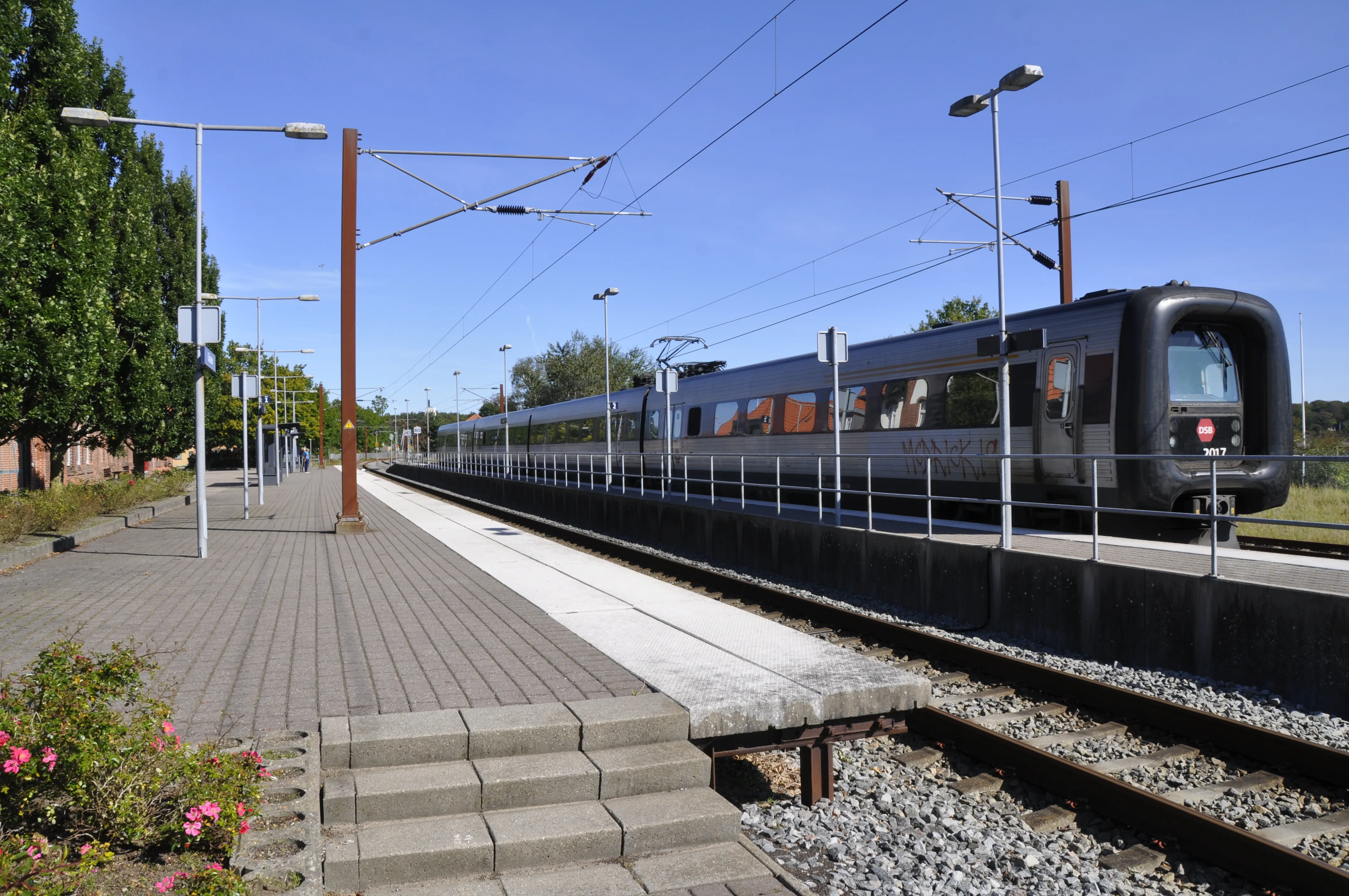 Billede af DSB ER 2017 fotograferet ud for Gråsten Station.