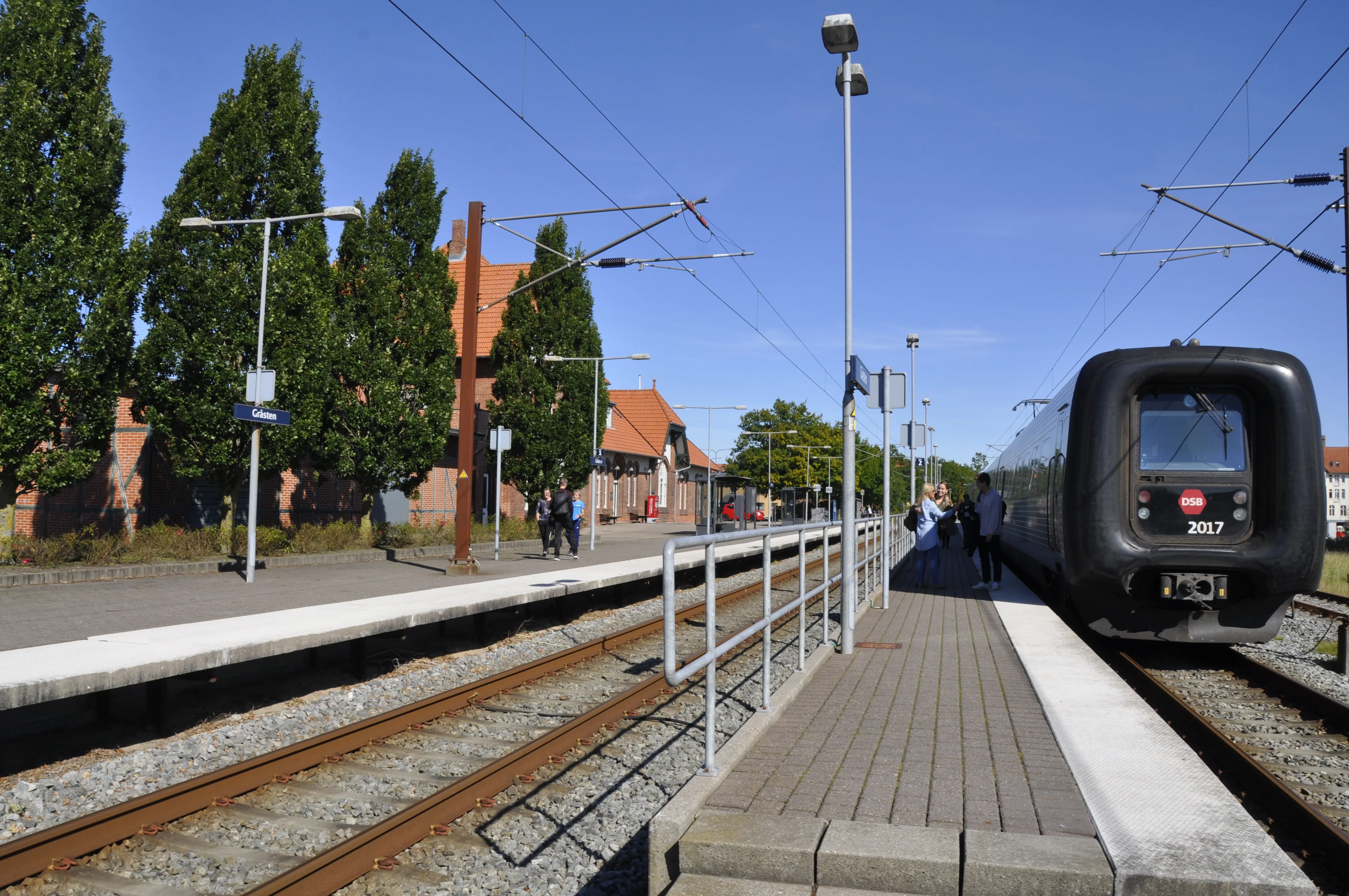 Billede af DSB ER 2017 fotograferet ud for Gråsten Station.