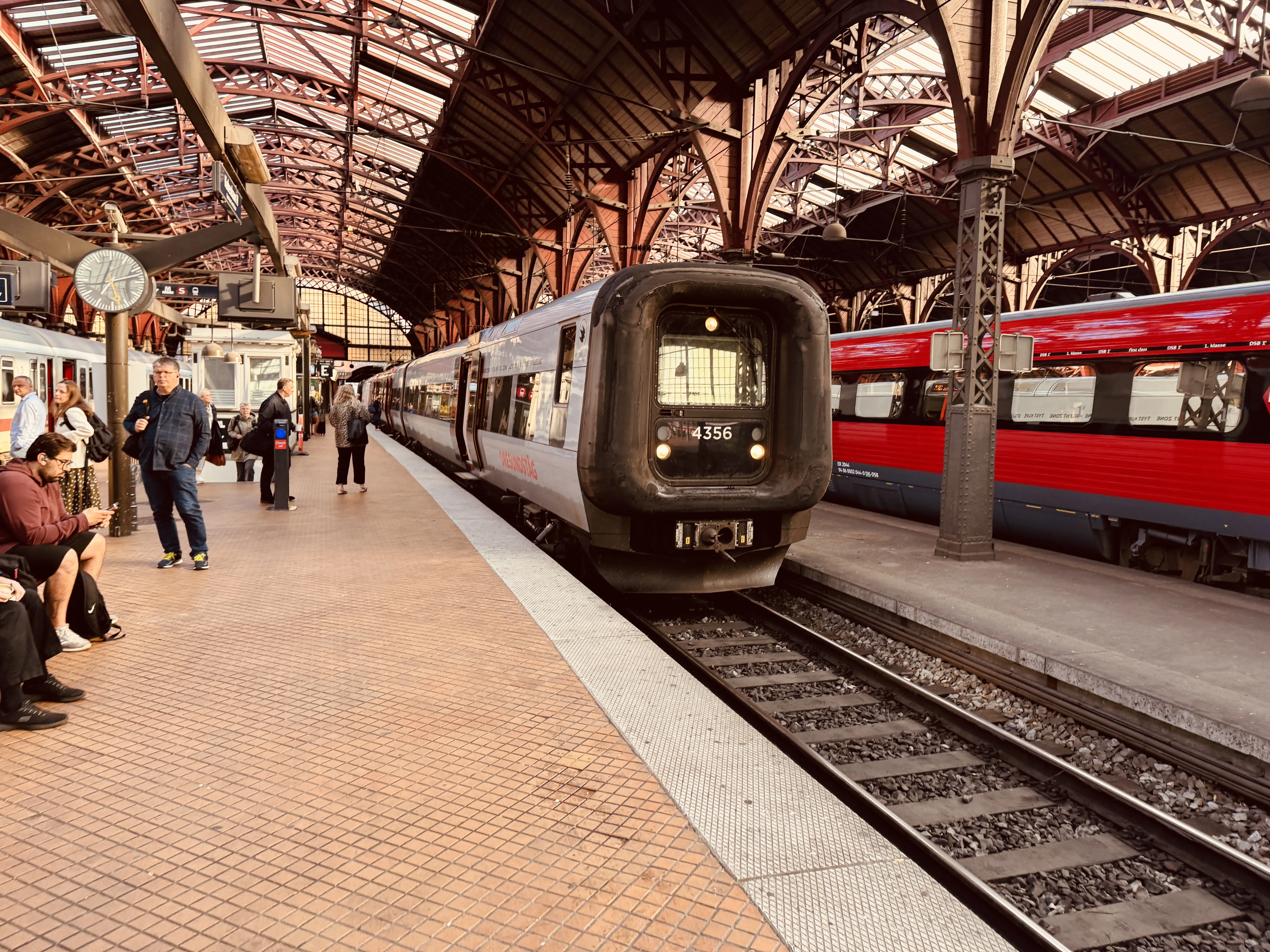 Billede af DSB ET 4356 fotograferet ud for København Hovedbanegård.