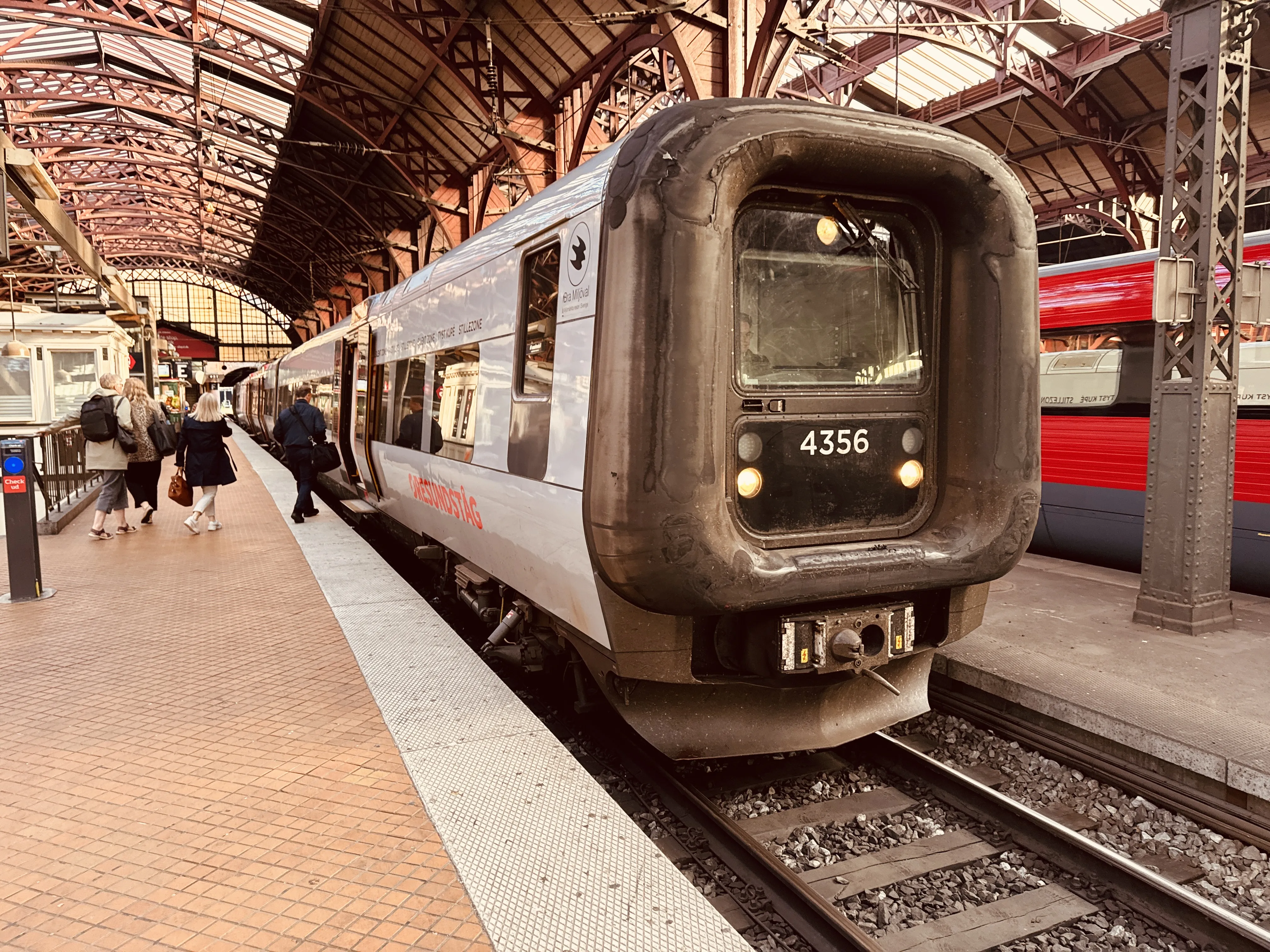 Billede af DSB ET 4356 fotograferet ud for København Hovedbanegård.