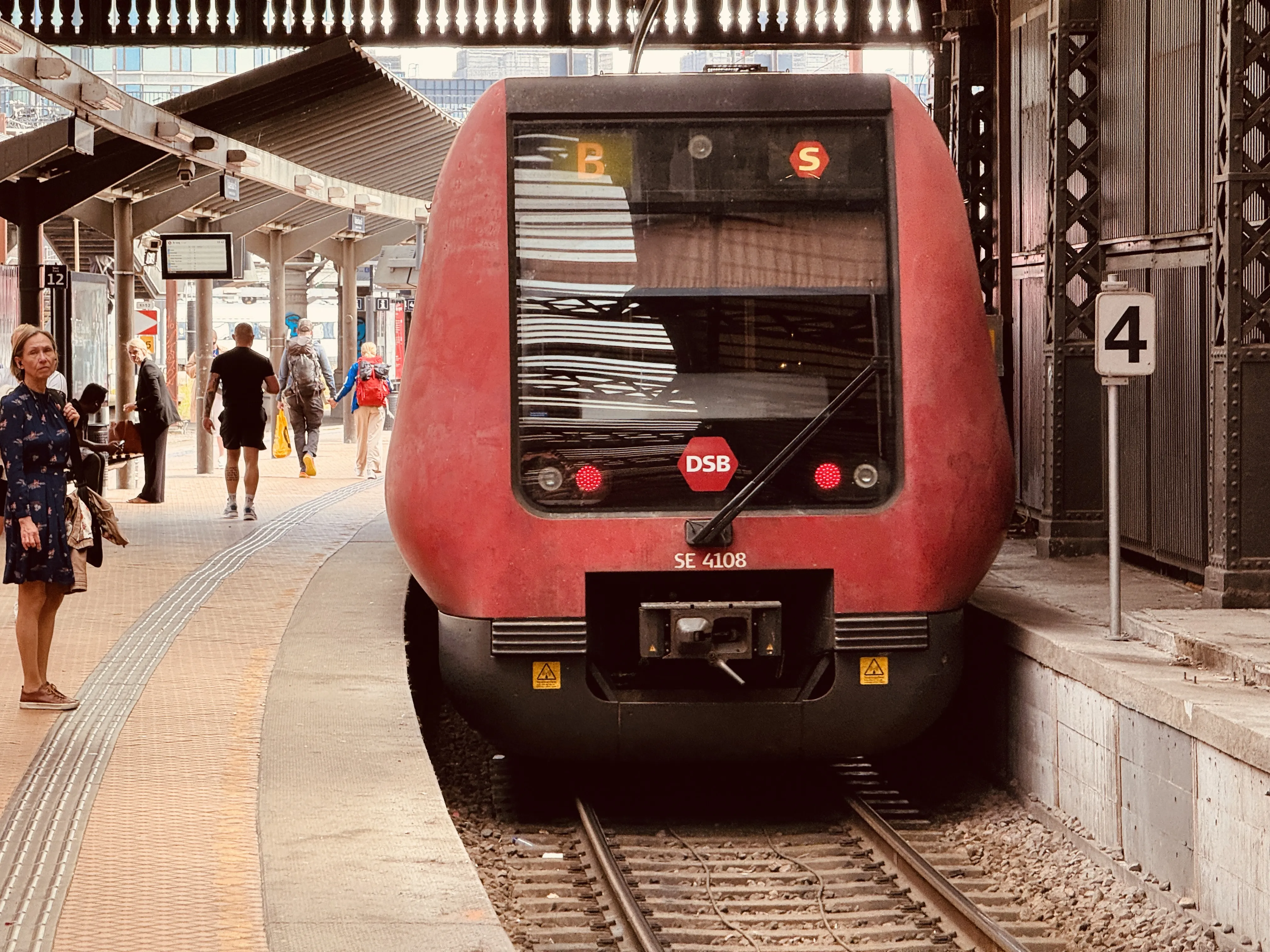 Billede af DSB SE 4108 fotograferet ud for København Hovedbanegård.