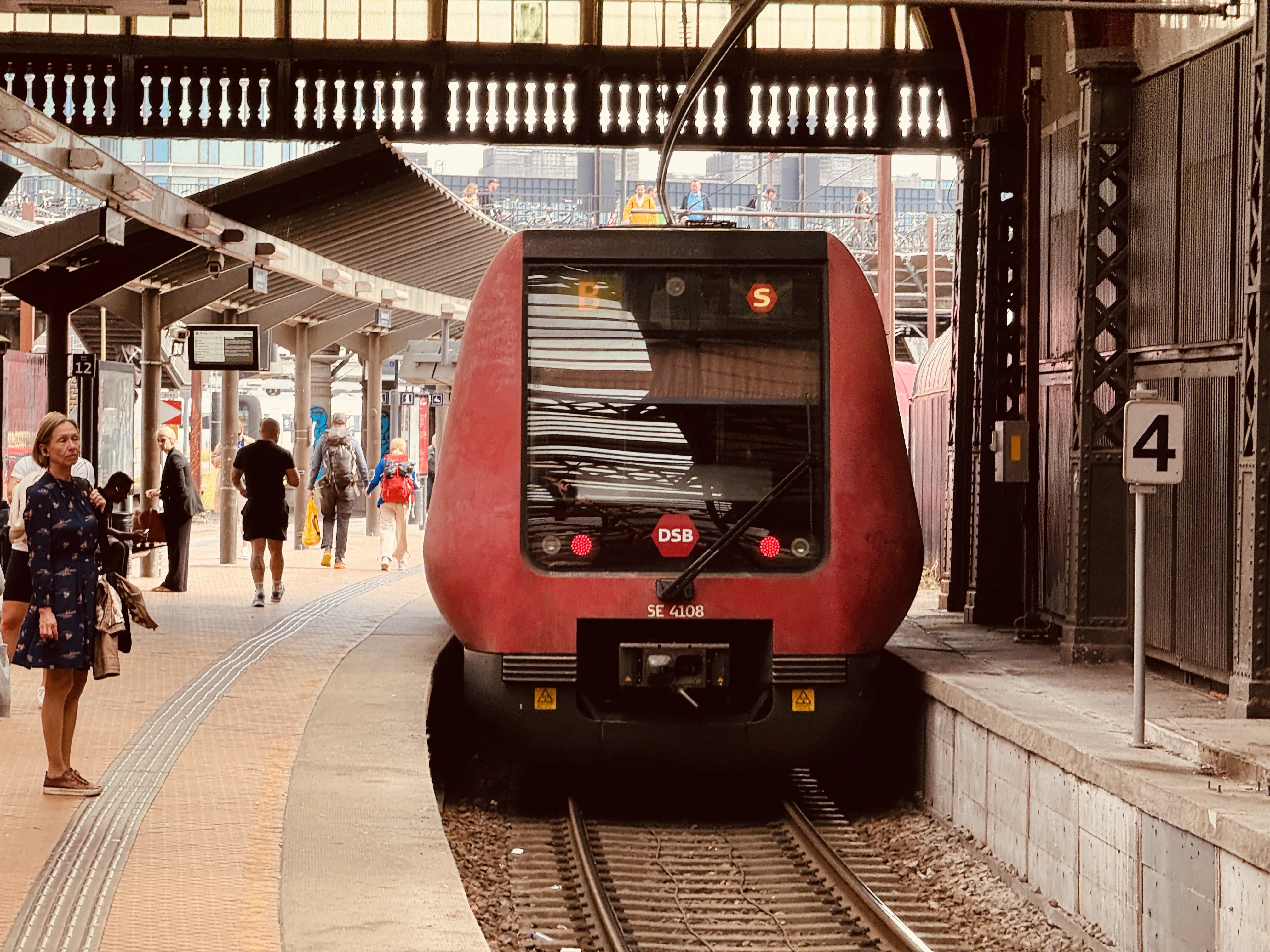 Billede af DSB SE 4108 fotograferet ud for København Hovedbanegård.