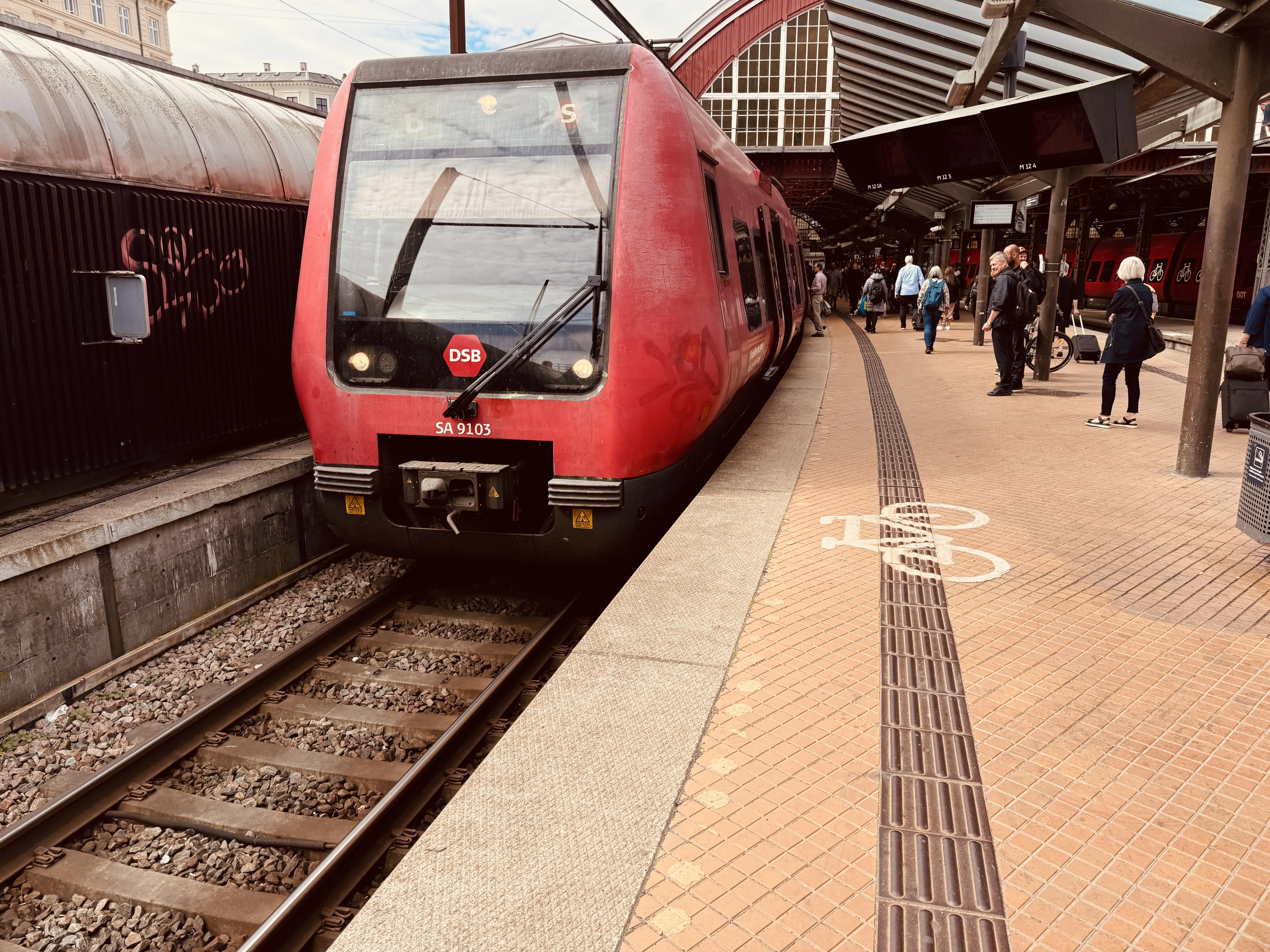 Billede af DSB SA 8103 fotograferet ud for København Hovedbanegård.