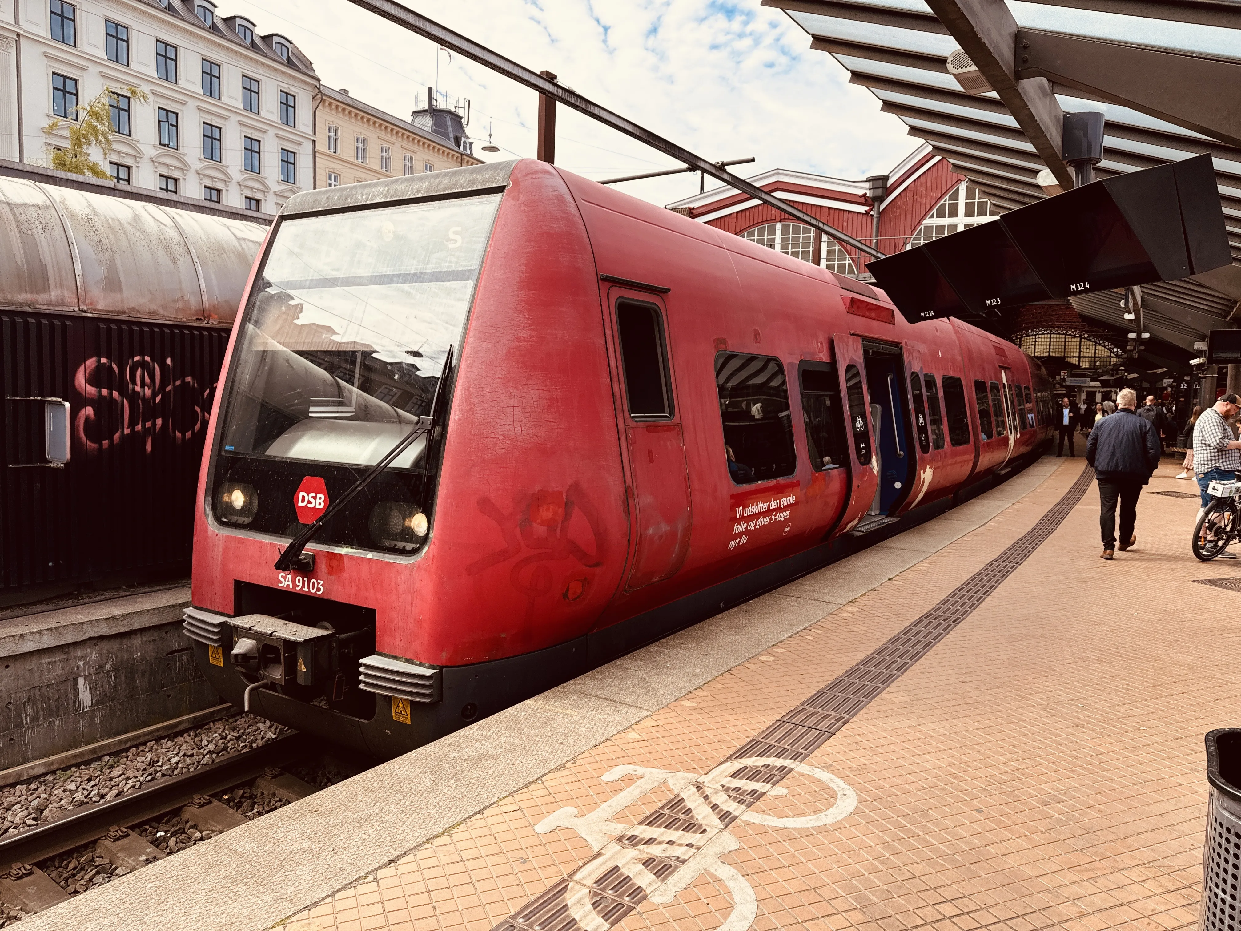 Billede af DSB SA 8103 fotograferet ud for København Hovedbanegård.