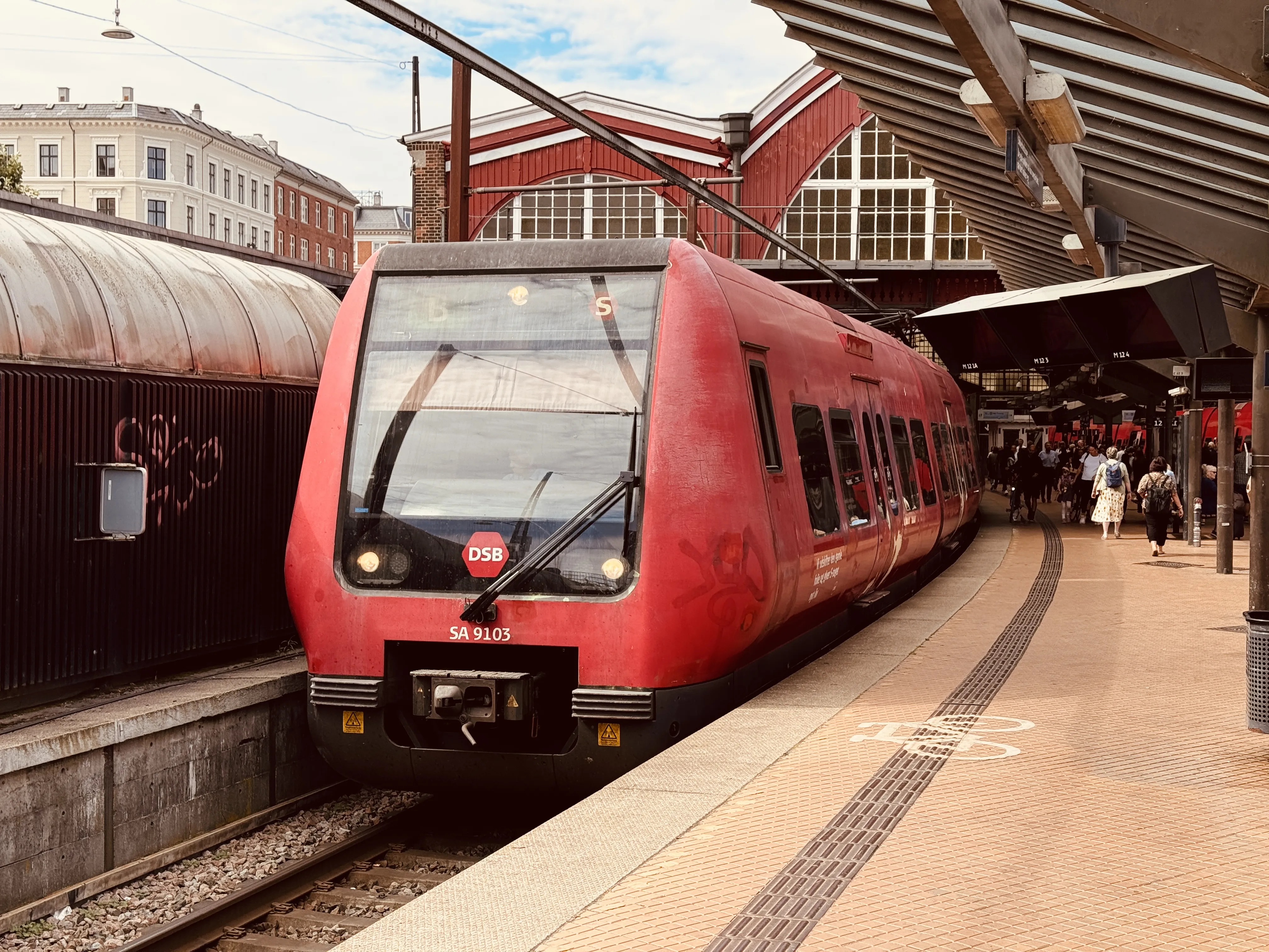 Billede af DSB SA 8103 fotograferet ud for København Hovedbanegård.