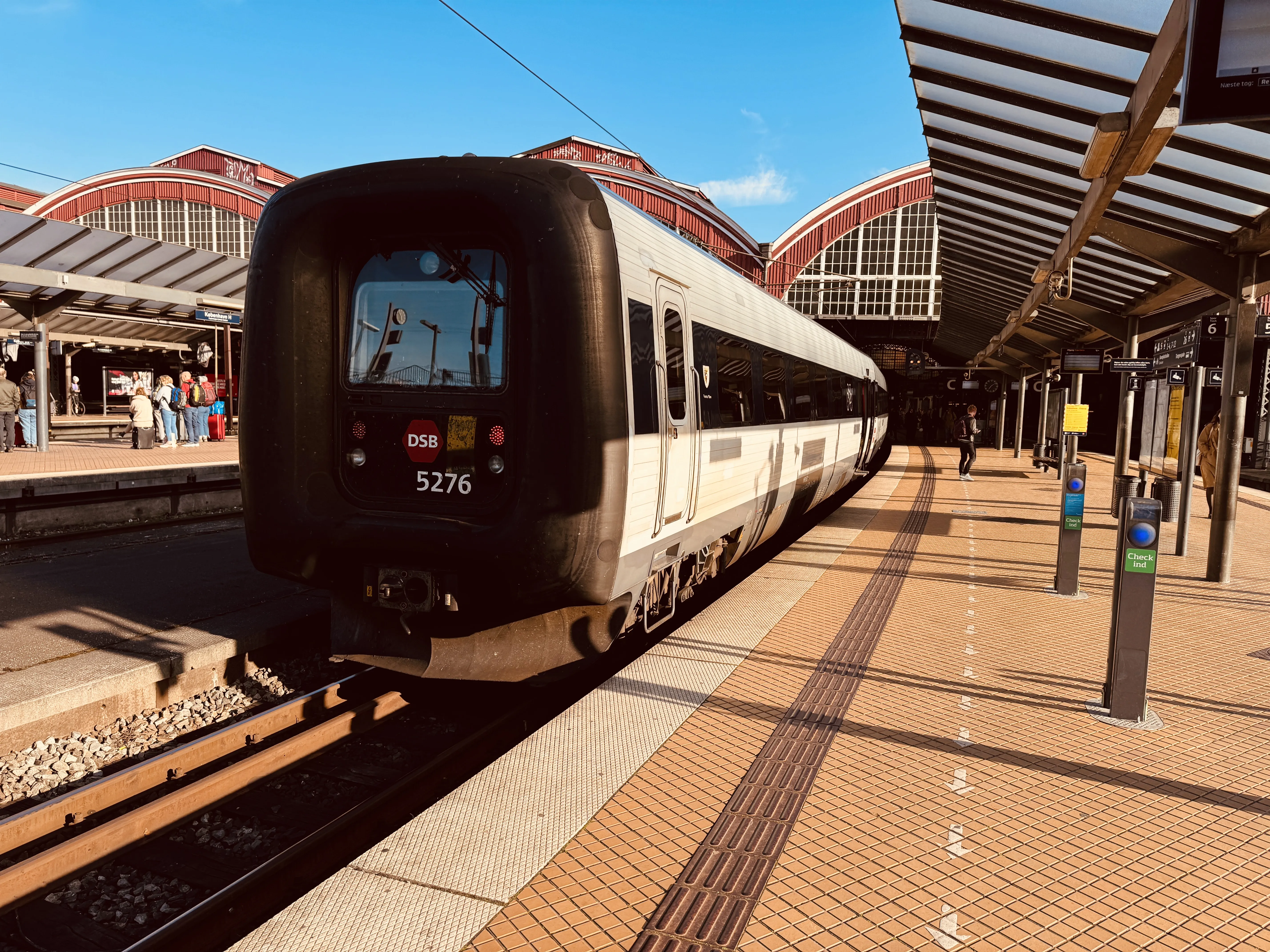 Billede af DSB MF 5076 fotograferet ud for København Hovedbanegård.