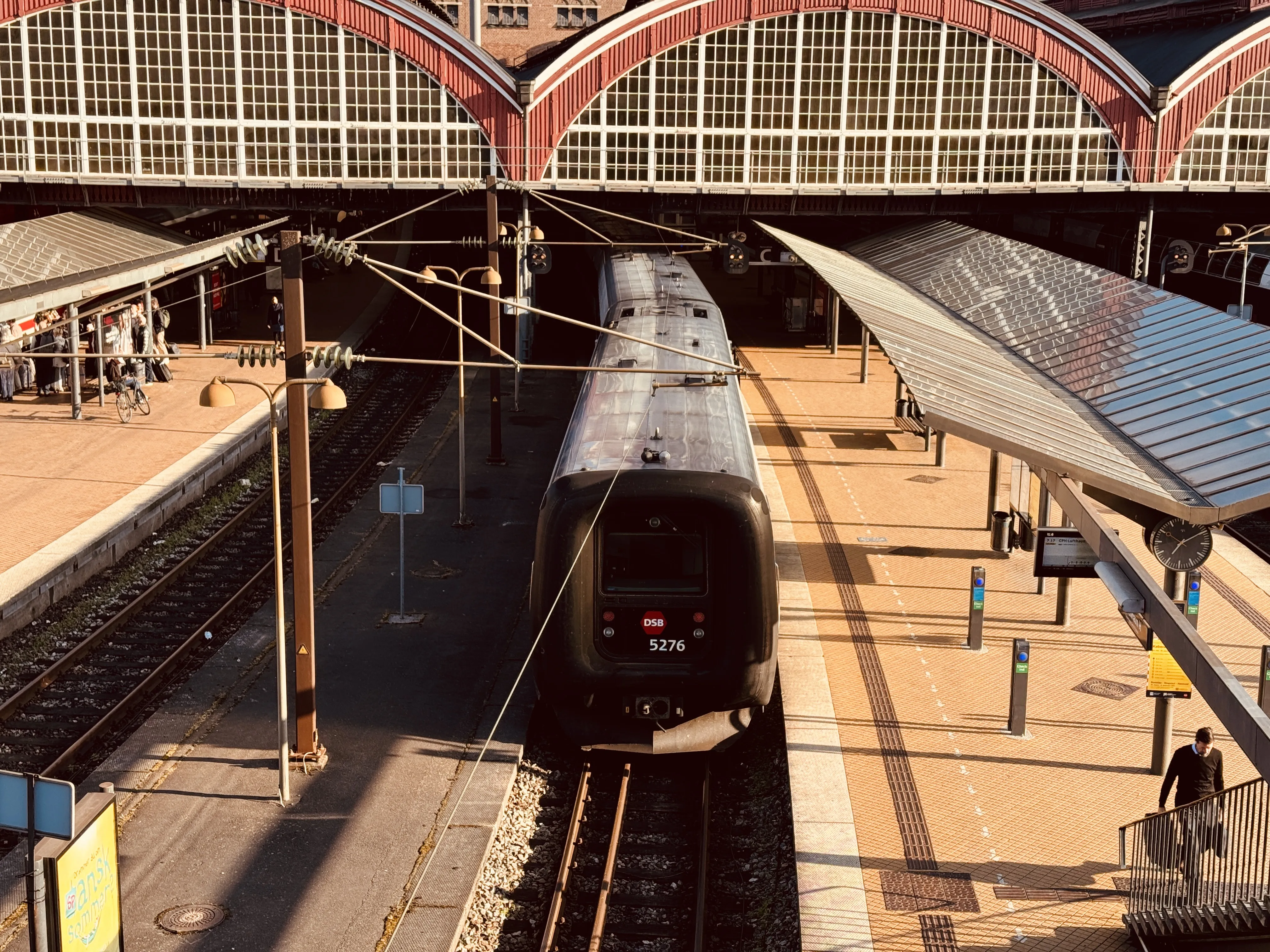 Billede af DSB MF 5076 fotograferet ud for København Hovedbanegård.