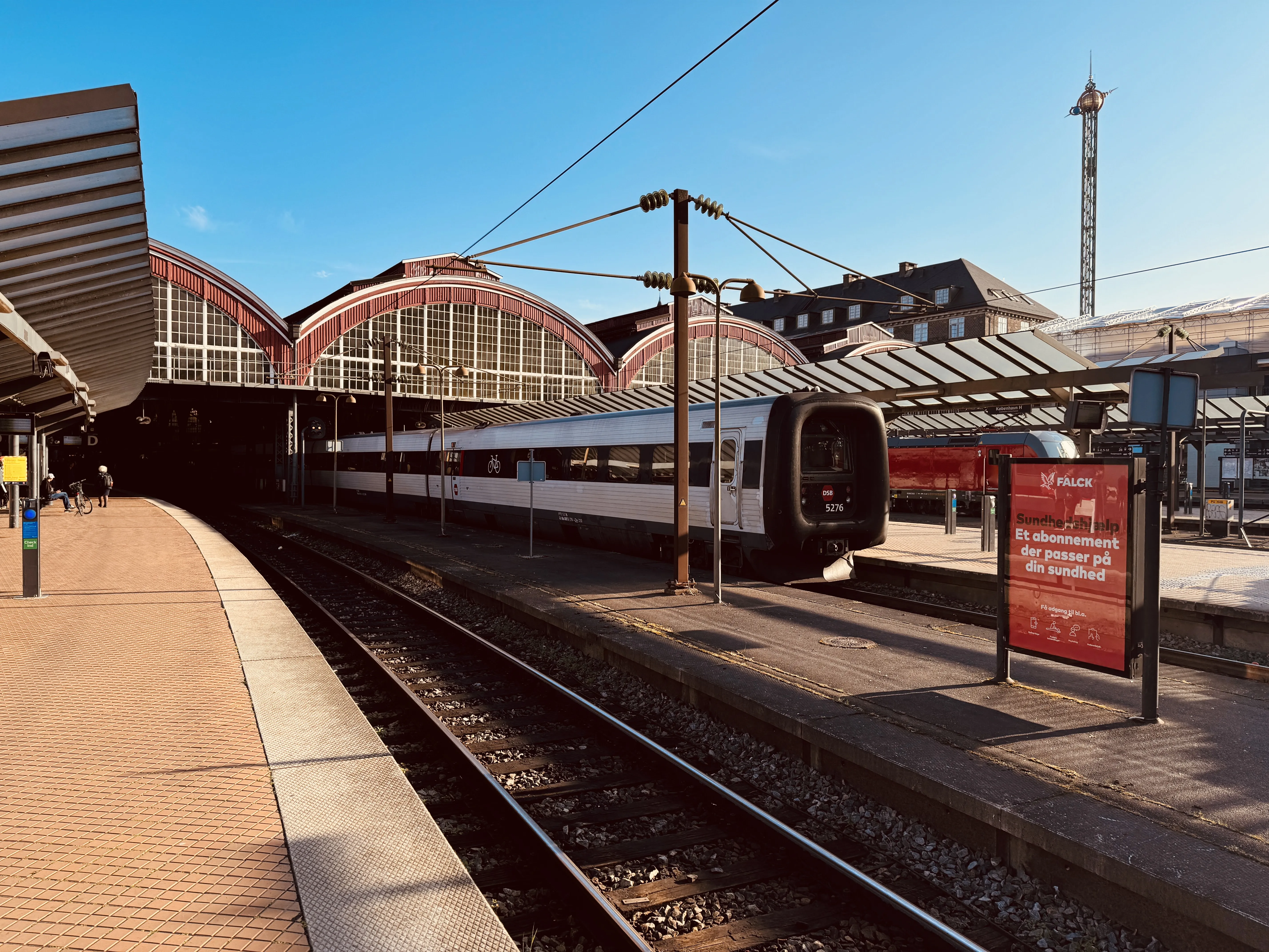 Billede af DSB MF 5076 fotograferet ud for København Hovedbanegård.