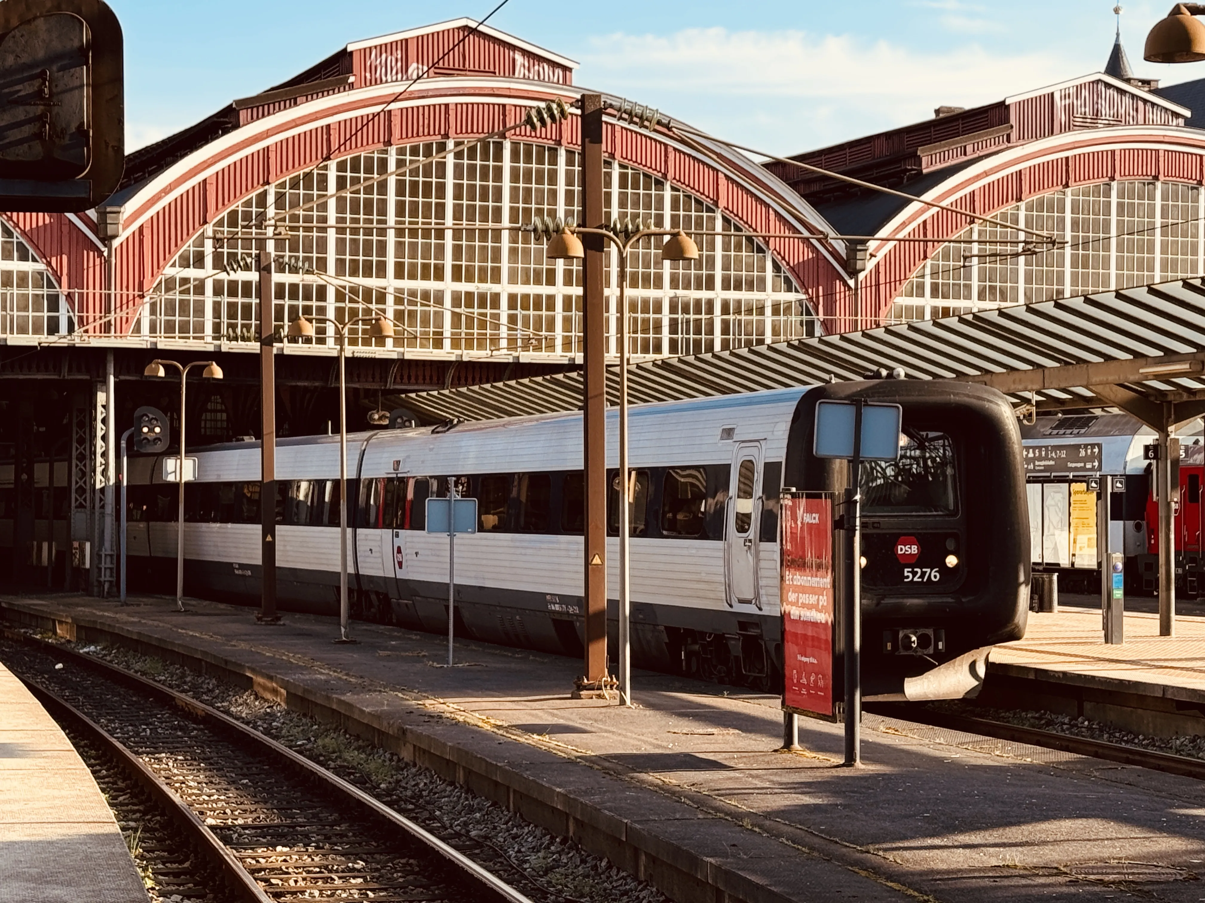 Billede af DSB MF 5076 fotograferet ud for København Hovedbanegård.