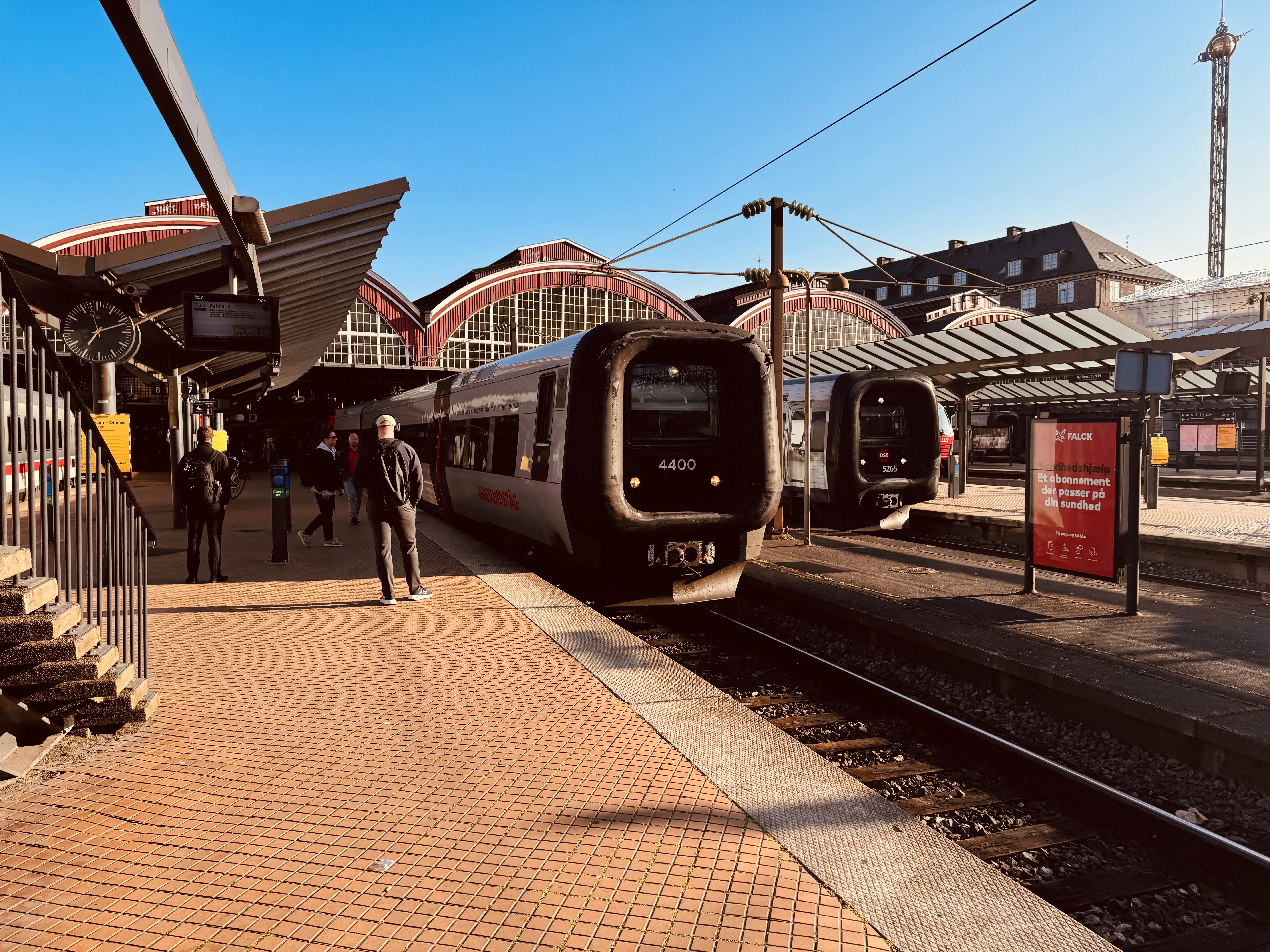 Billede af DSB ET 4400 fotograferet ud for København Hovedbanegård.