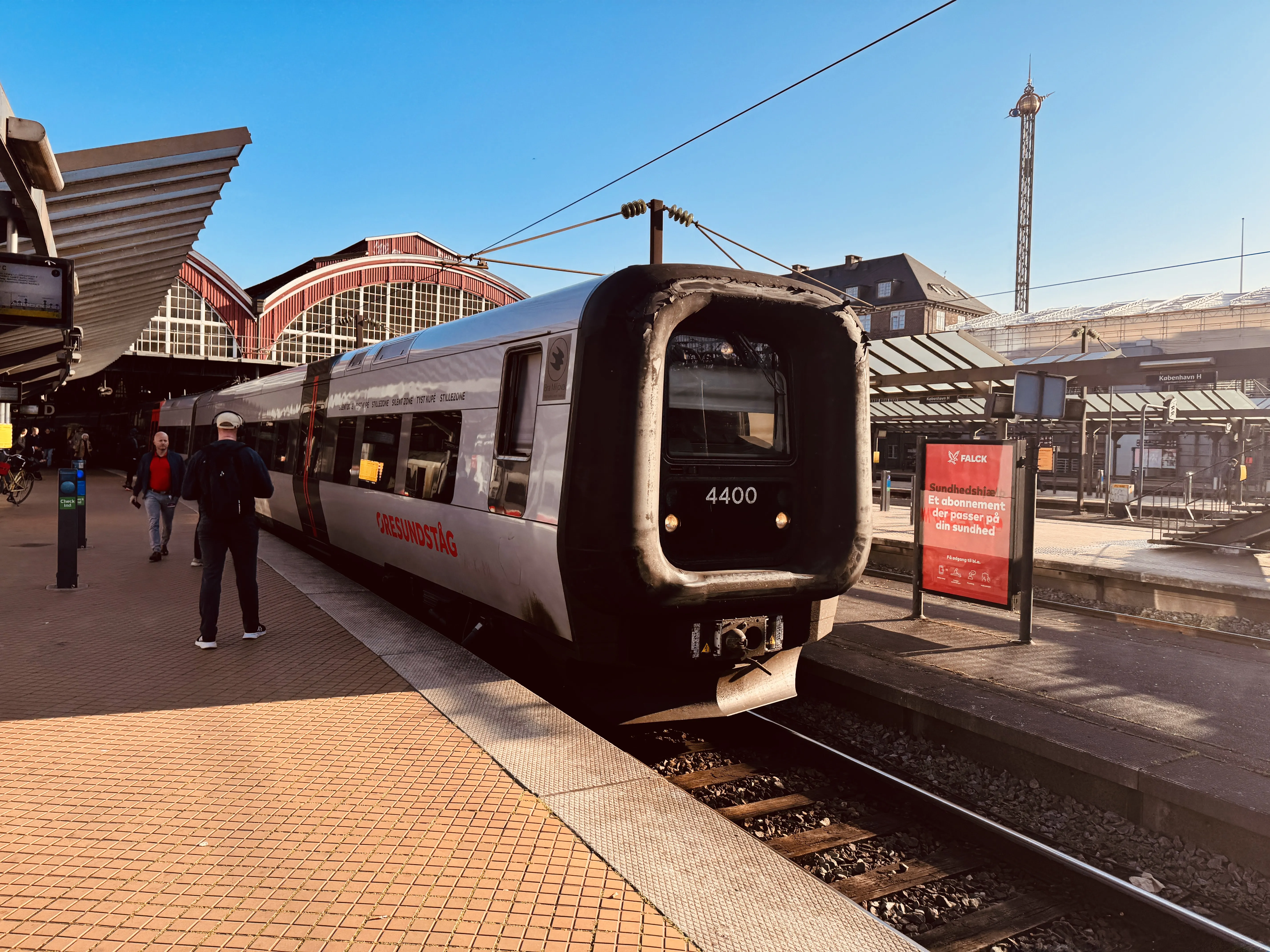 Billede af DSB ET 4400 fotograferet ud for København Hovedbanegård.