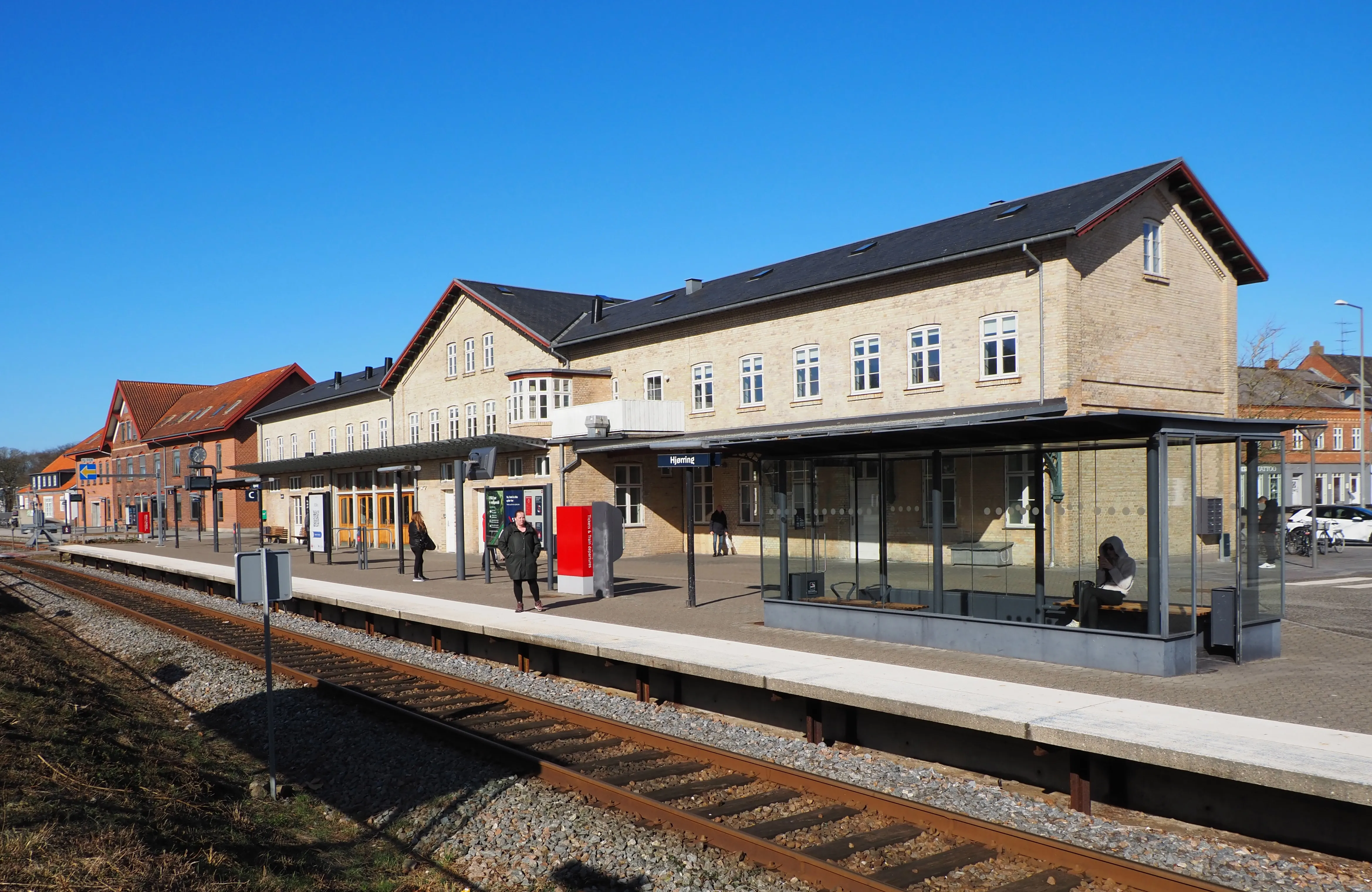 Billede af Hjørring Station set fra sporsiden.