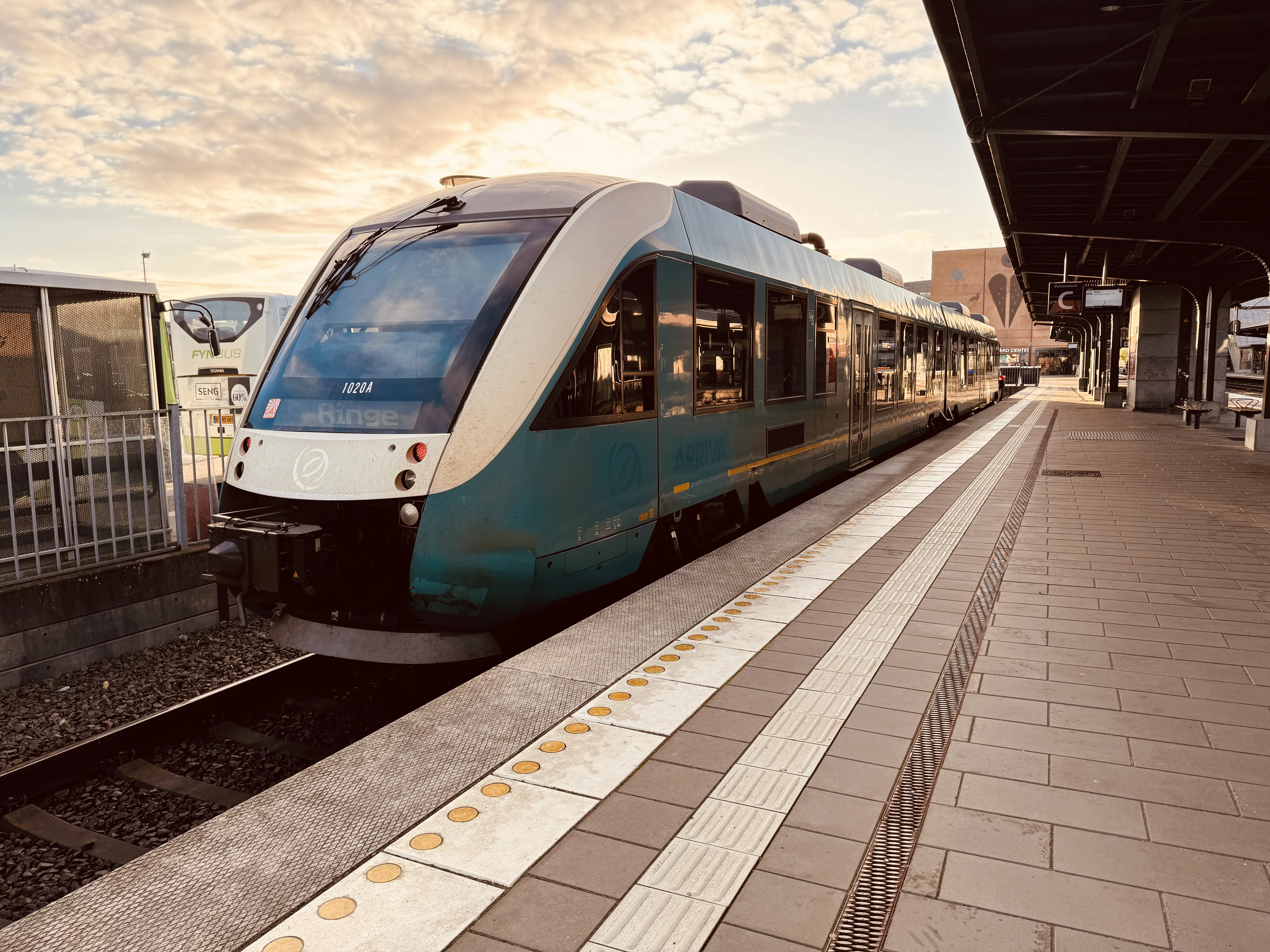 Billede af ARRIVA AR 1020 fotograferet ud for Odense Banegård Center.