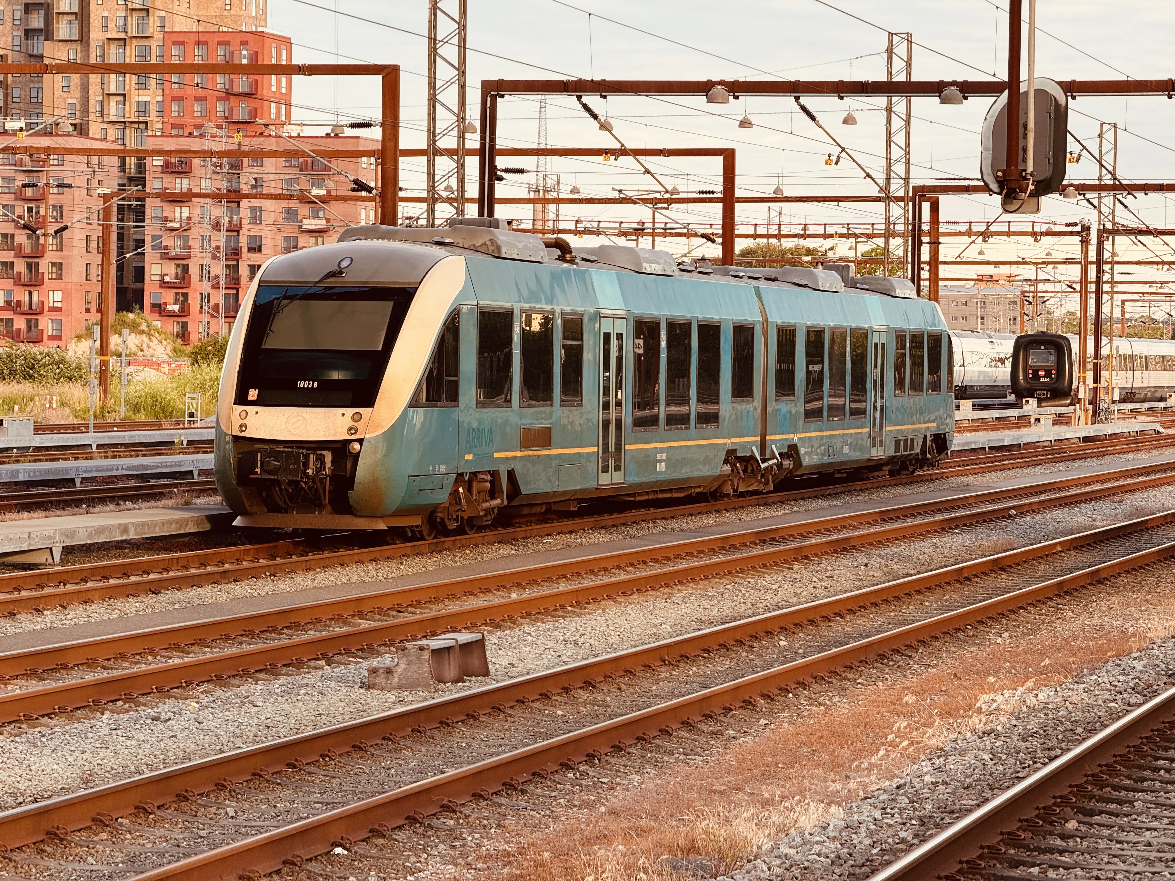 Billede af ARRIVA AR 1003 fotograferet ud for Odense Banegård Center.