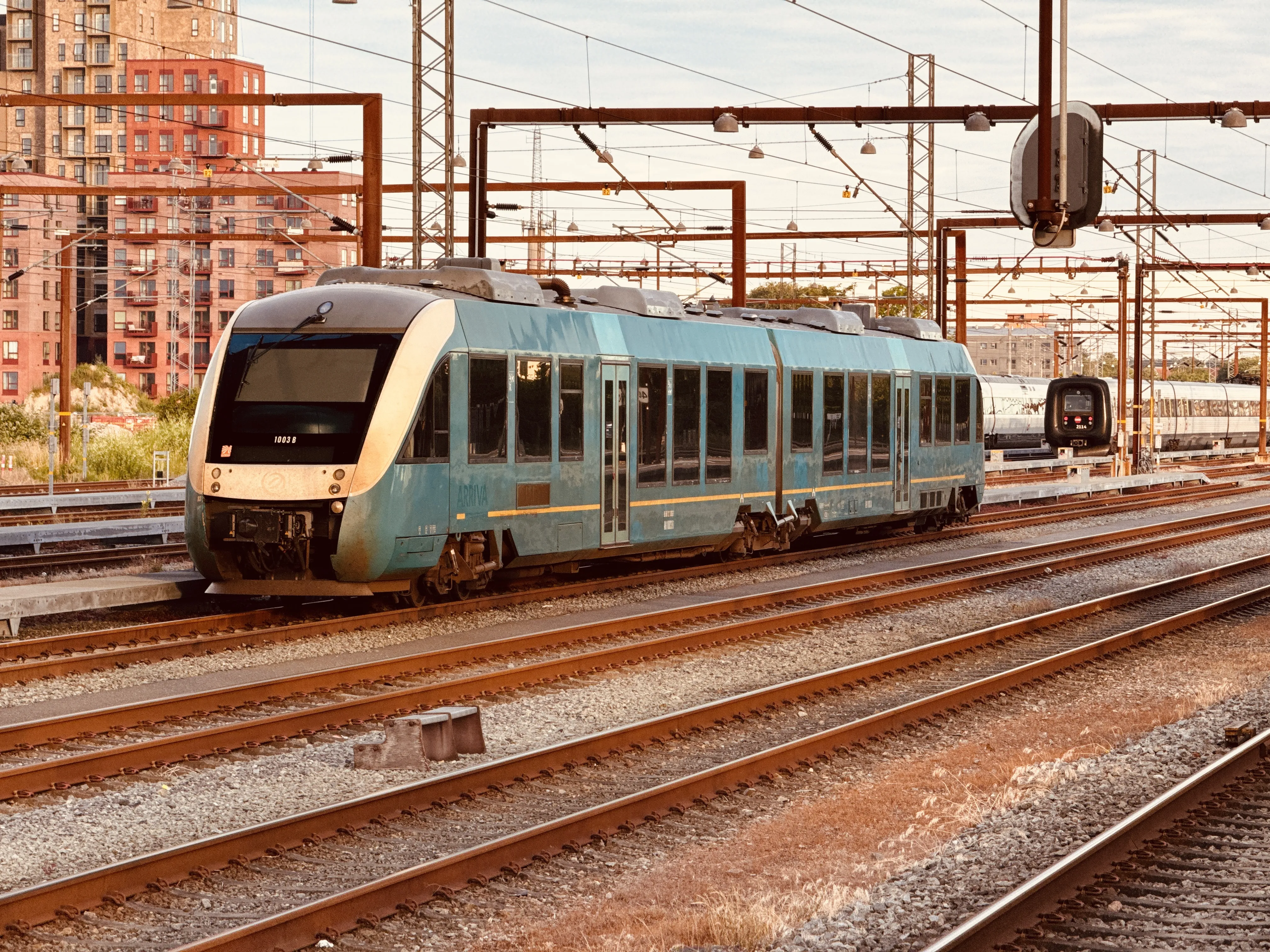 Billede af ARRIVA AR 1003 fotograferet ud for Odense Banegård Center.