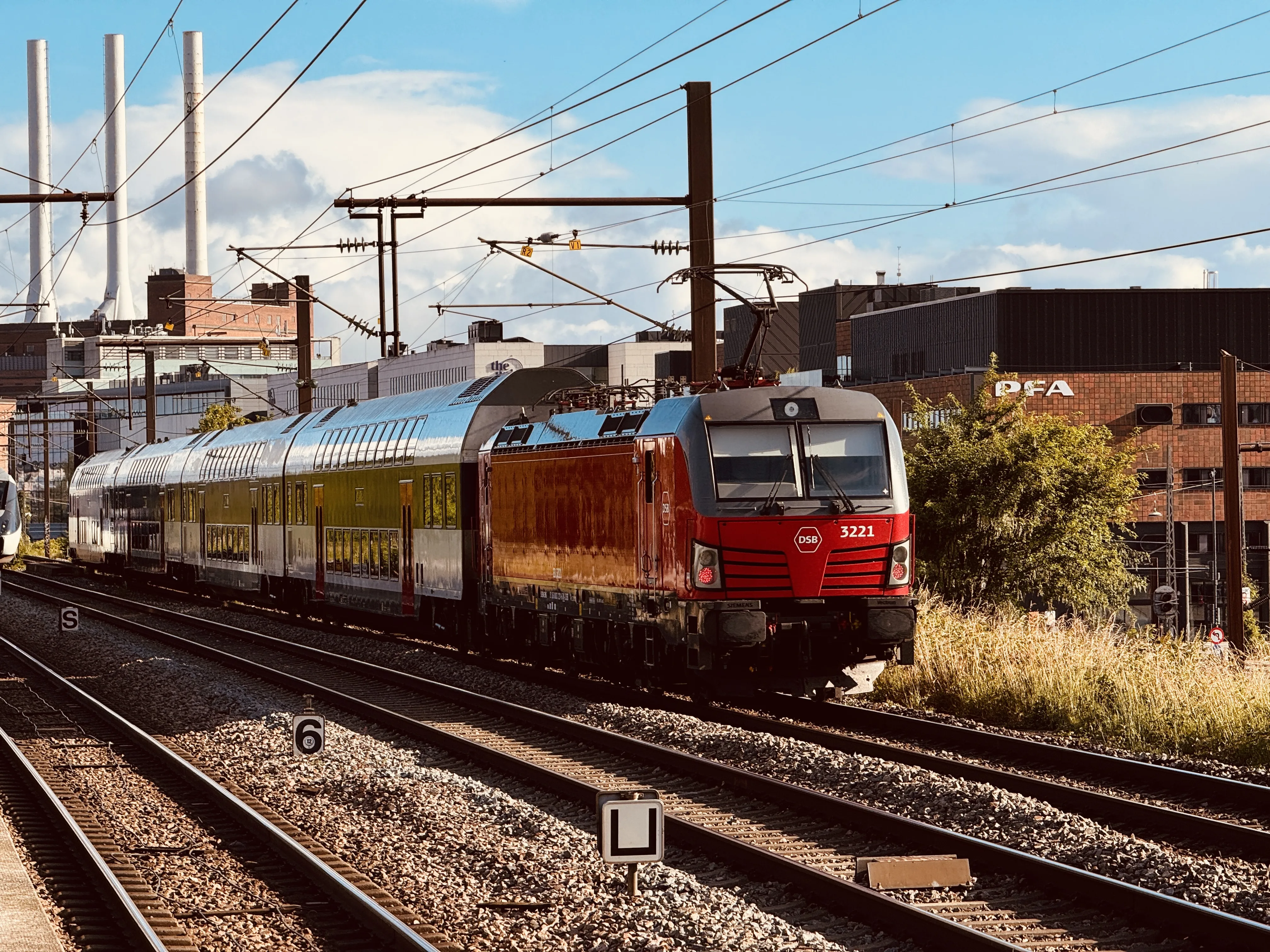 Billede af DSB EB 3221 fotograferet ud for Nordhavn S-togstrinbræt.