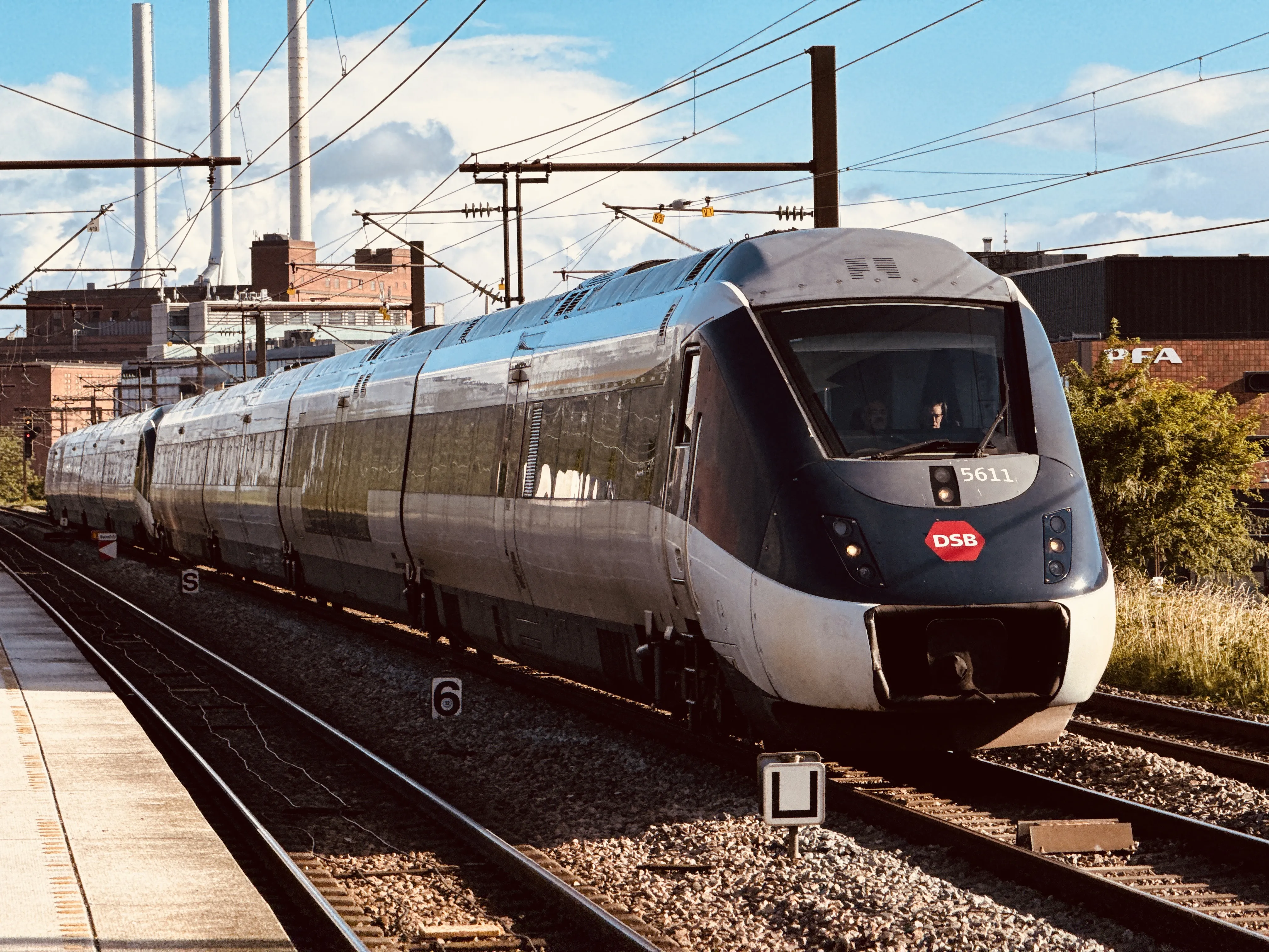 Billede af DSB MG 5611 fotograferet ud for Nordhavn S-togstrinbræt.