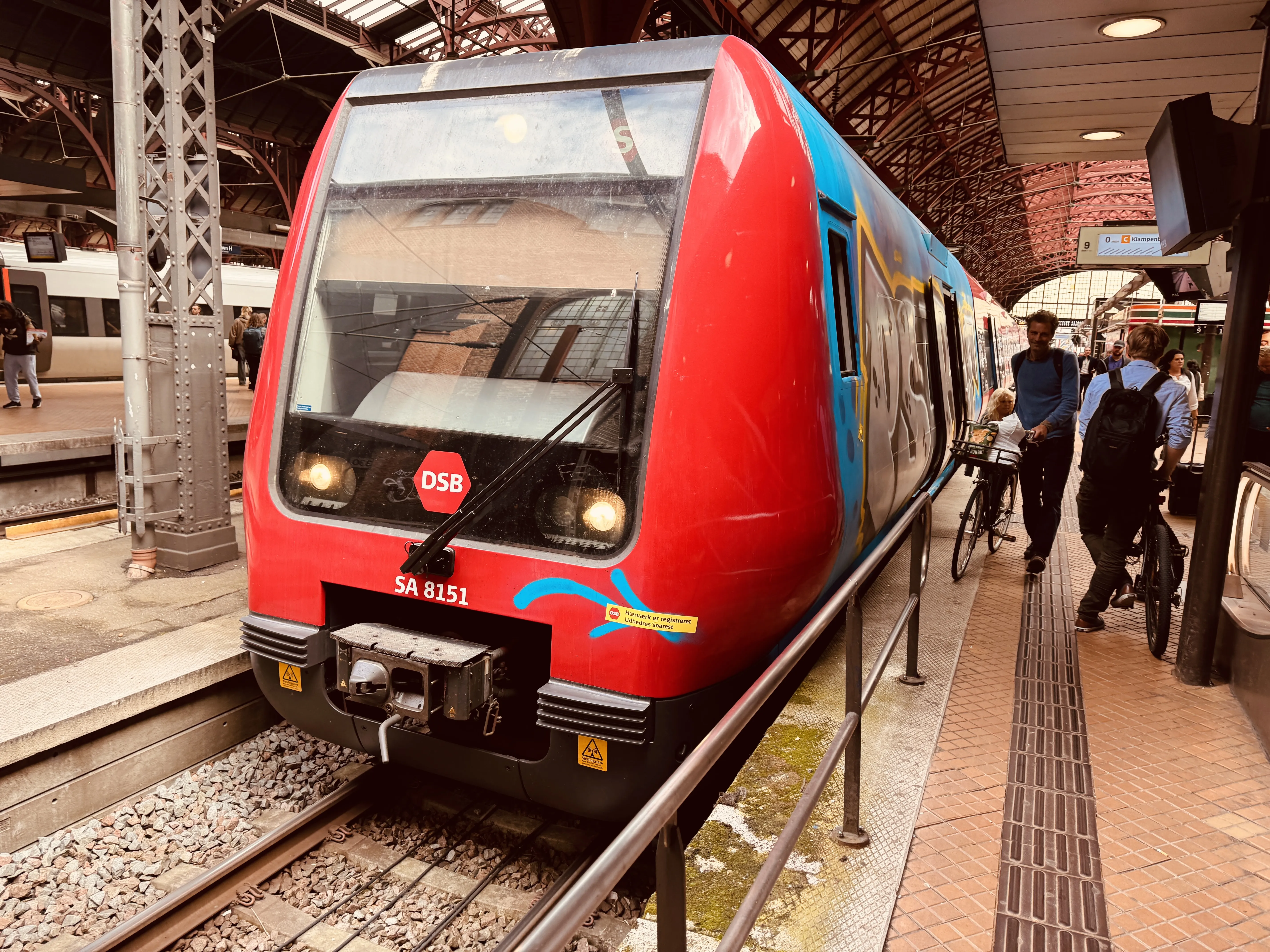 Billede af DSB SA 8151 fotograferet ud for Nordhavn S-togstrinbræt.