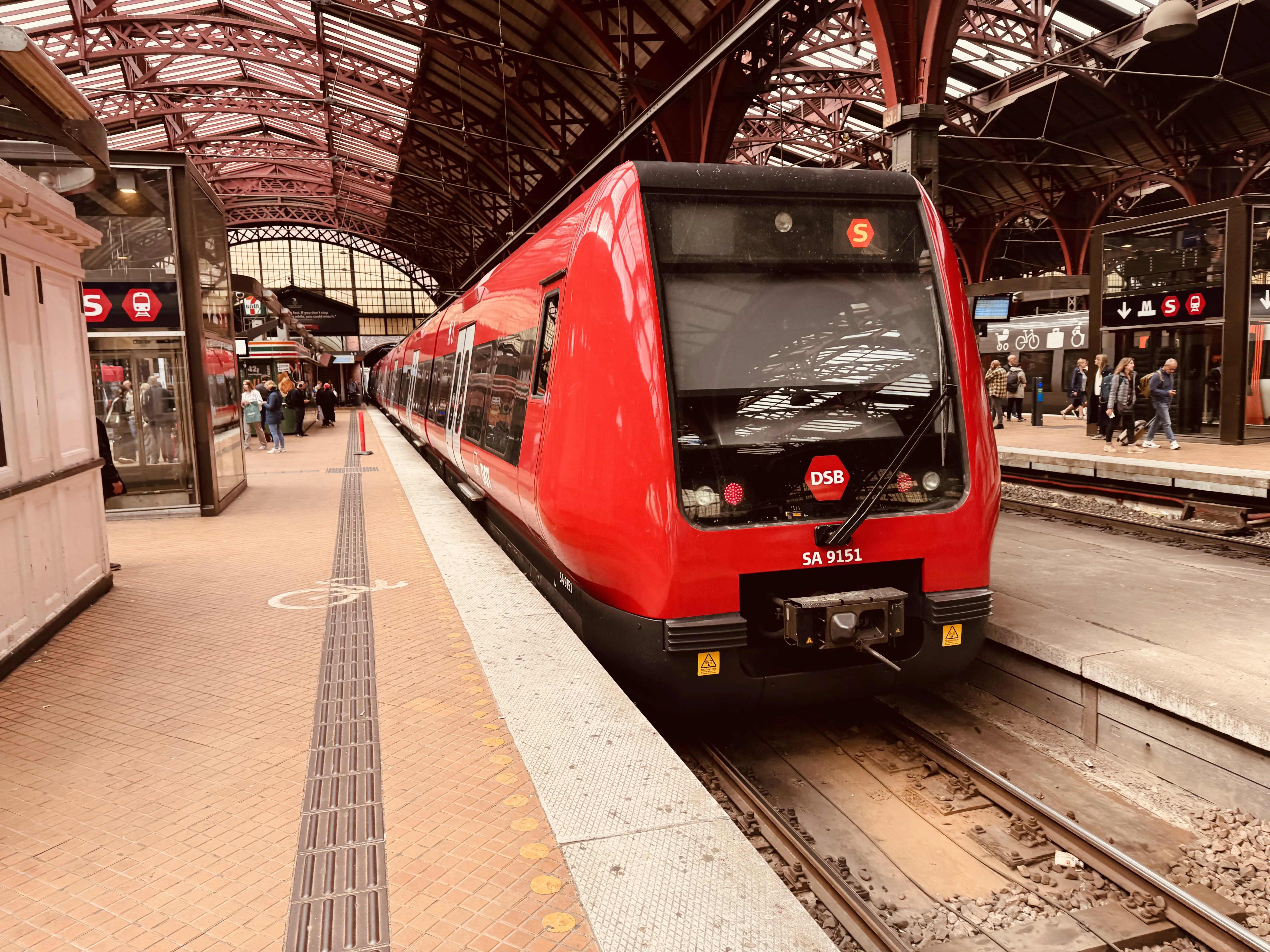 Billede af DSB SA 8151 fotograferet ud for Nordhavn S-togstrinbræt.