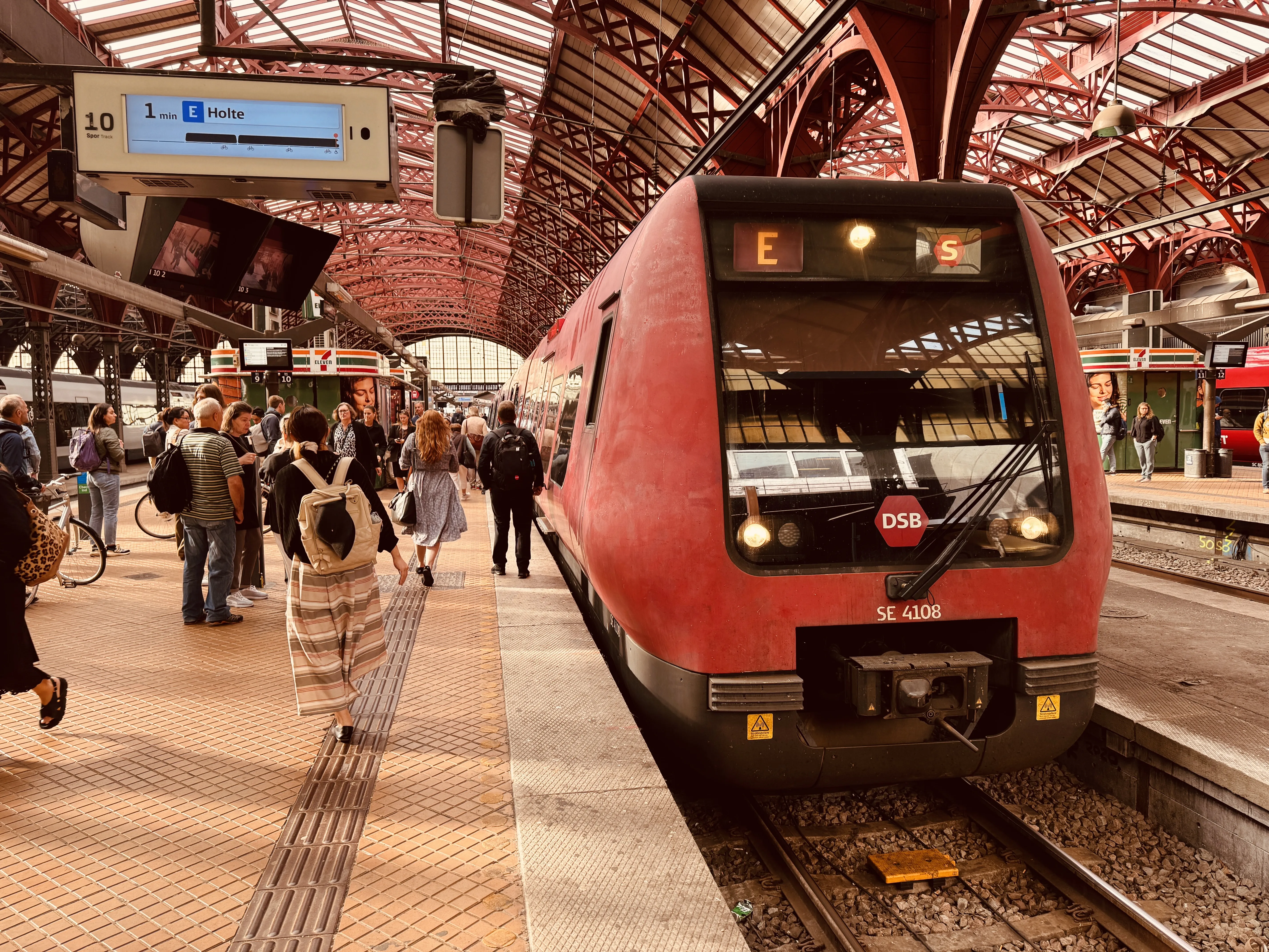 Billede af DSB SE 4108 fotograferet ud for København Hovedbanegård.