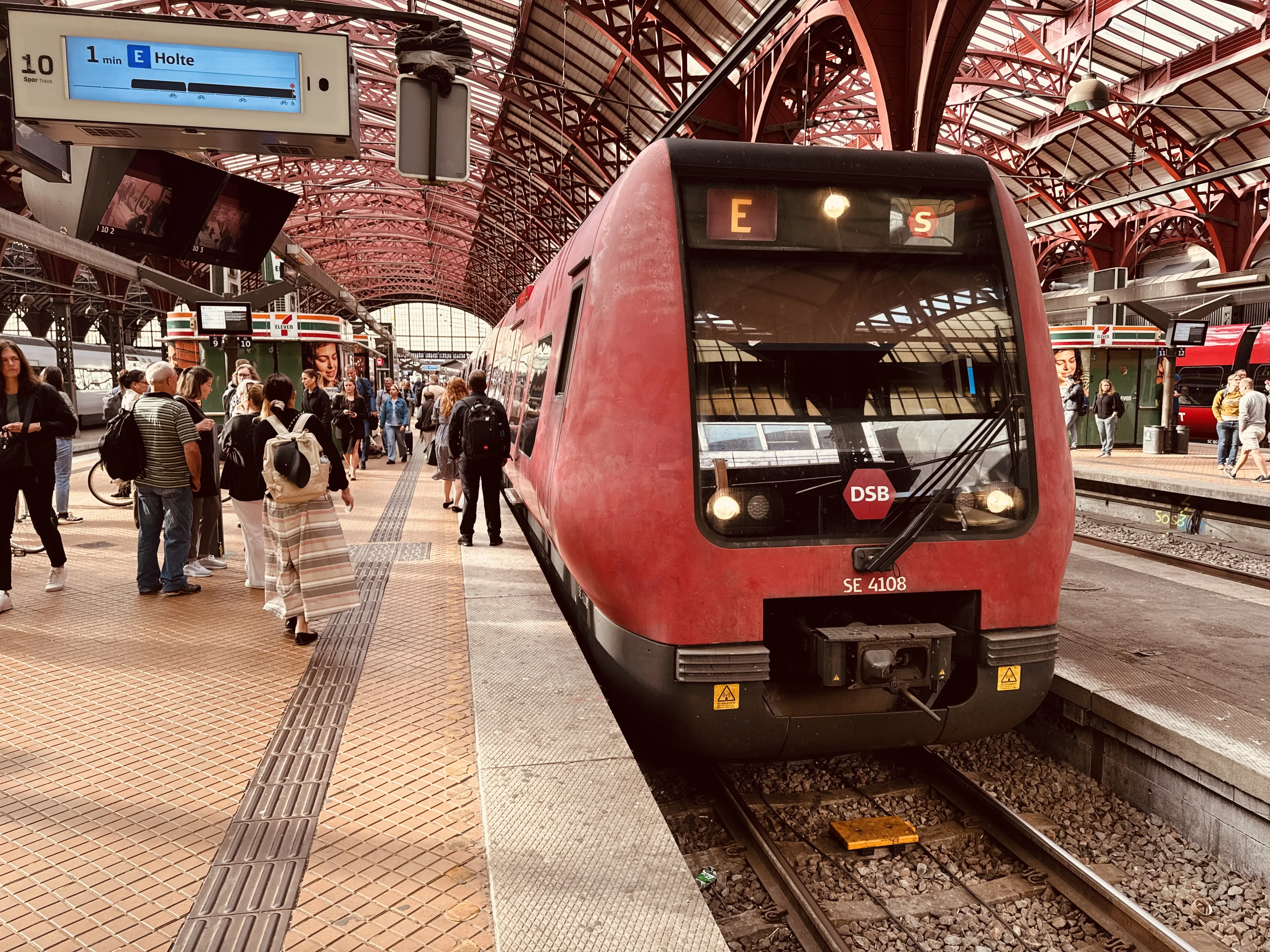 Billede af DSB SE 4108 fotograferet ud for København Hovedbanegård.