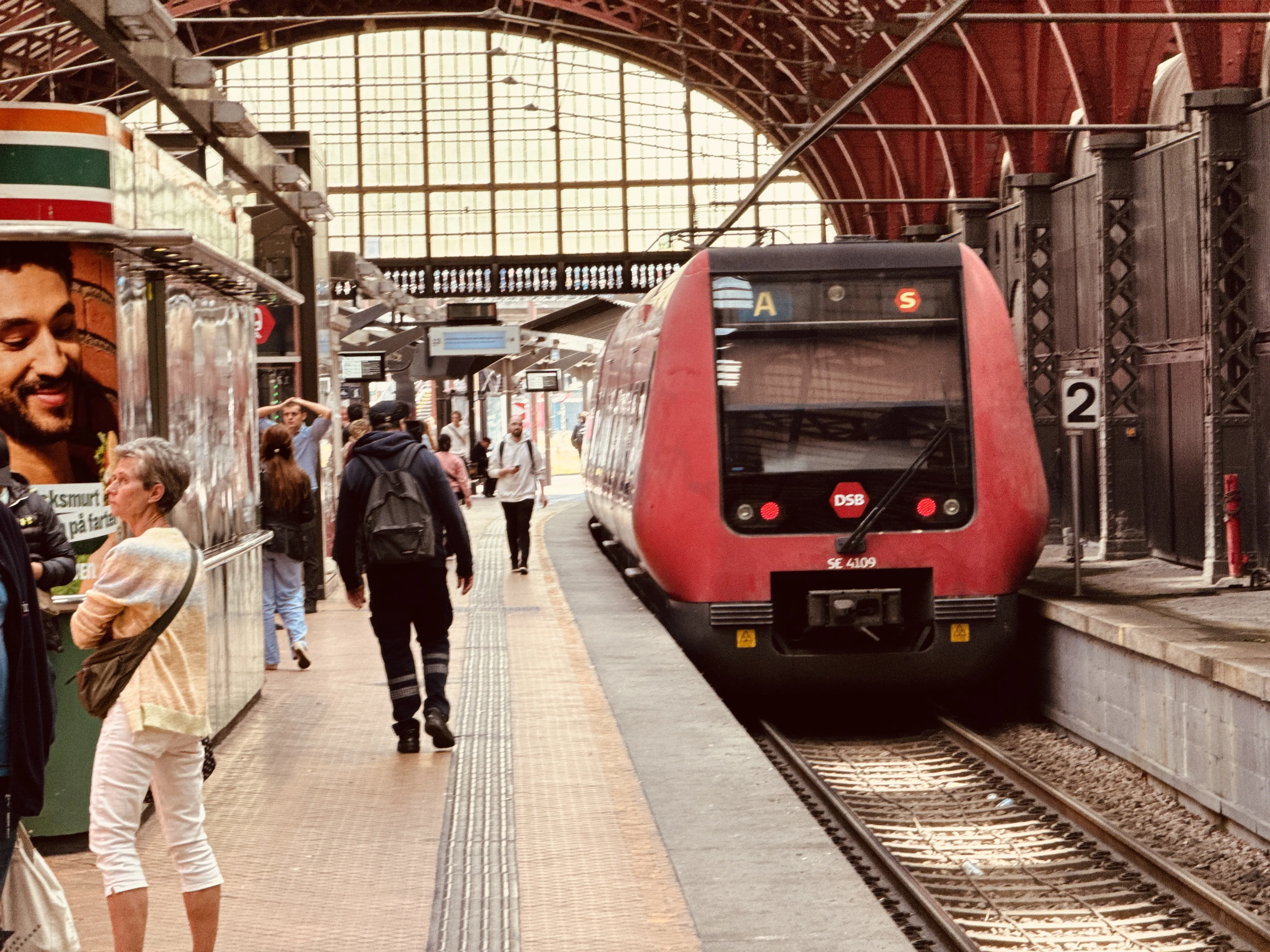 Billede af DSB SE 4109 fotograferet ud for København Hovedbanegård.