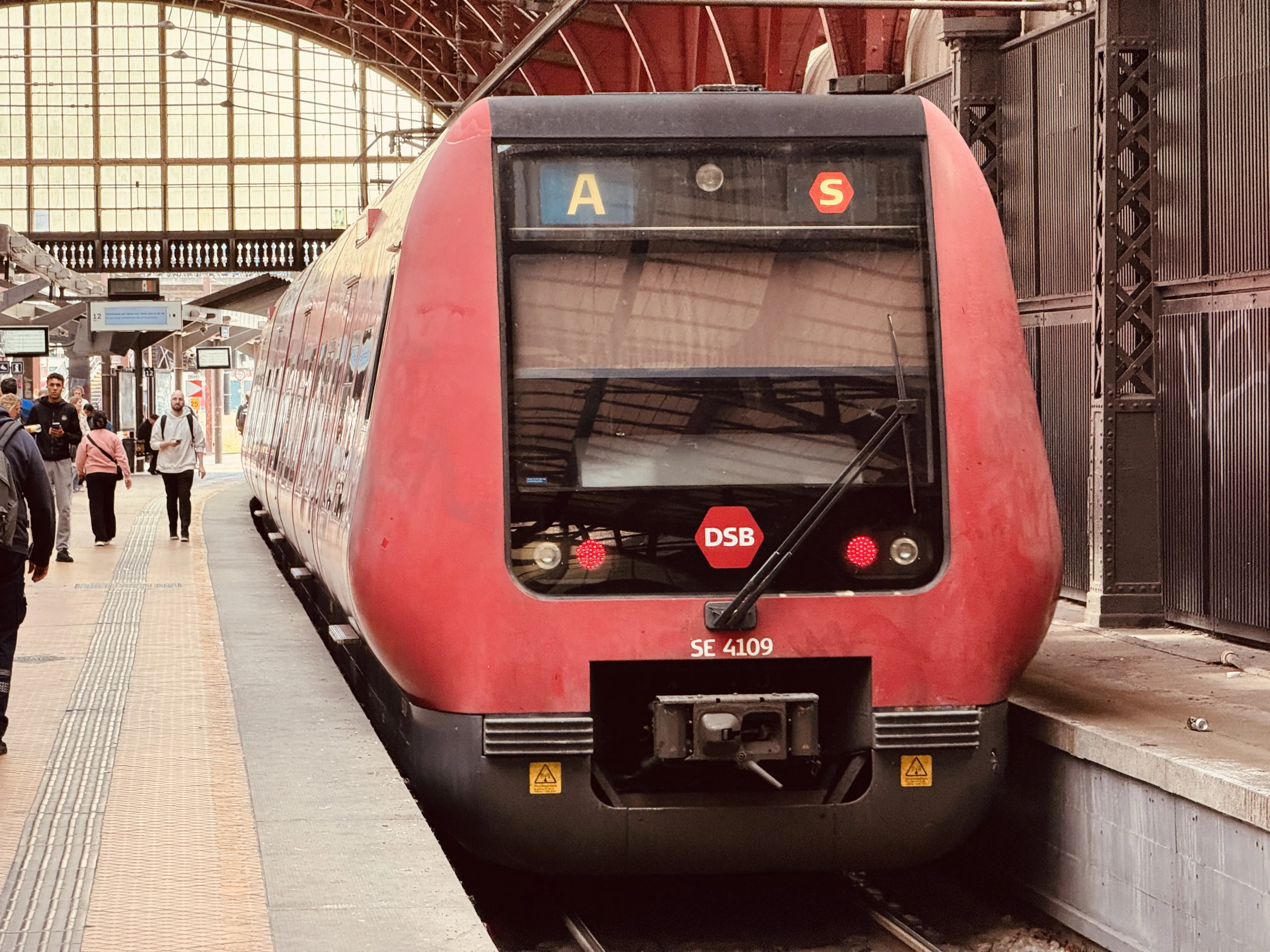 Billede af DSB SE 4109 fotograferet ud for København Hovedbanegård.