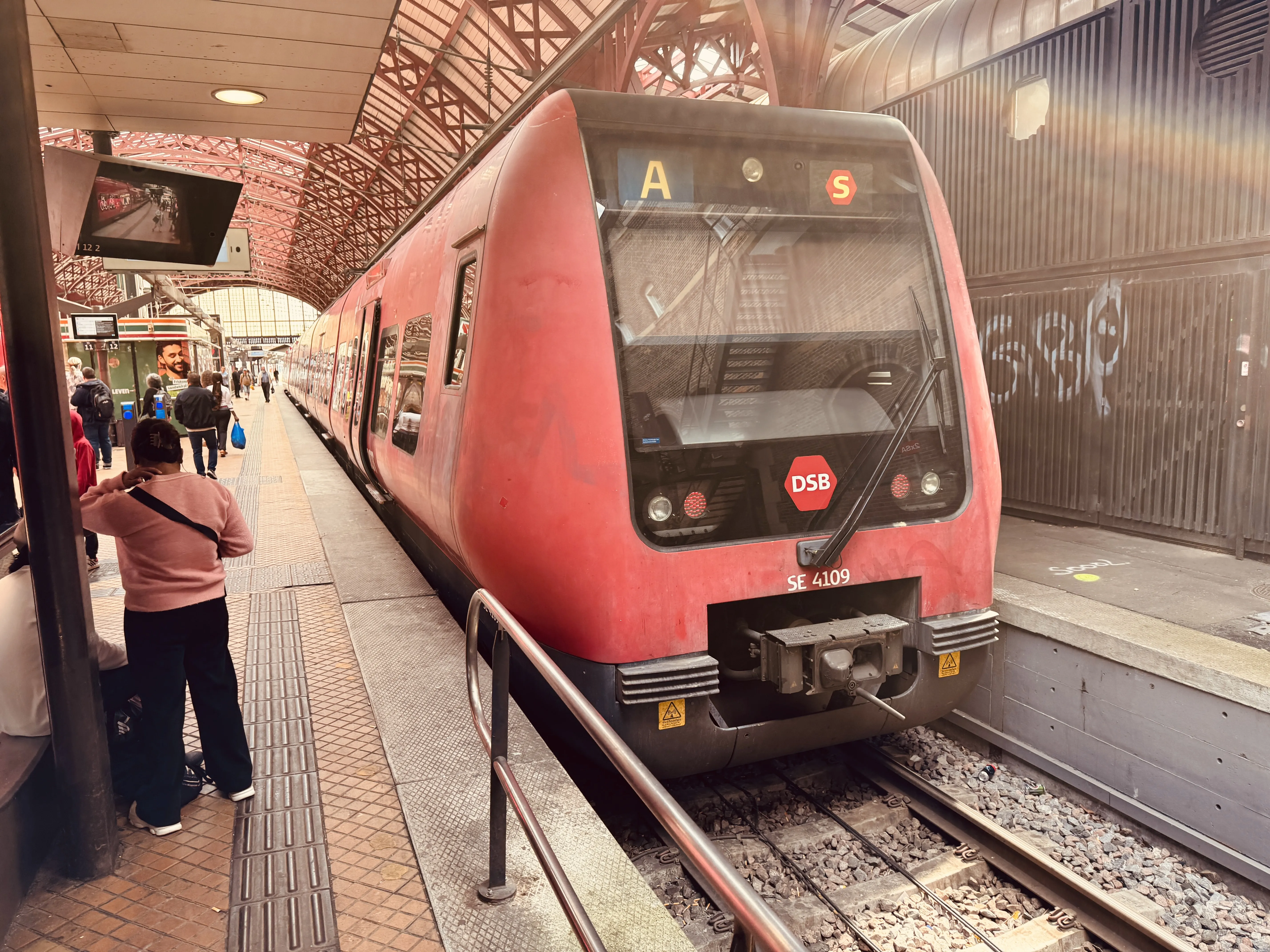 Billede af DSB SE 4109 fotograferet ud for København Hovedbanegård.