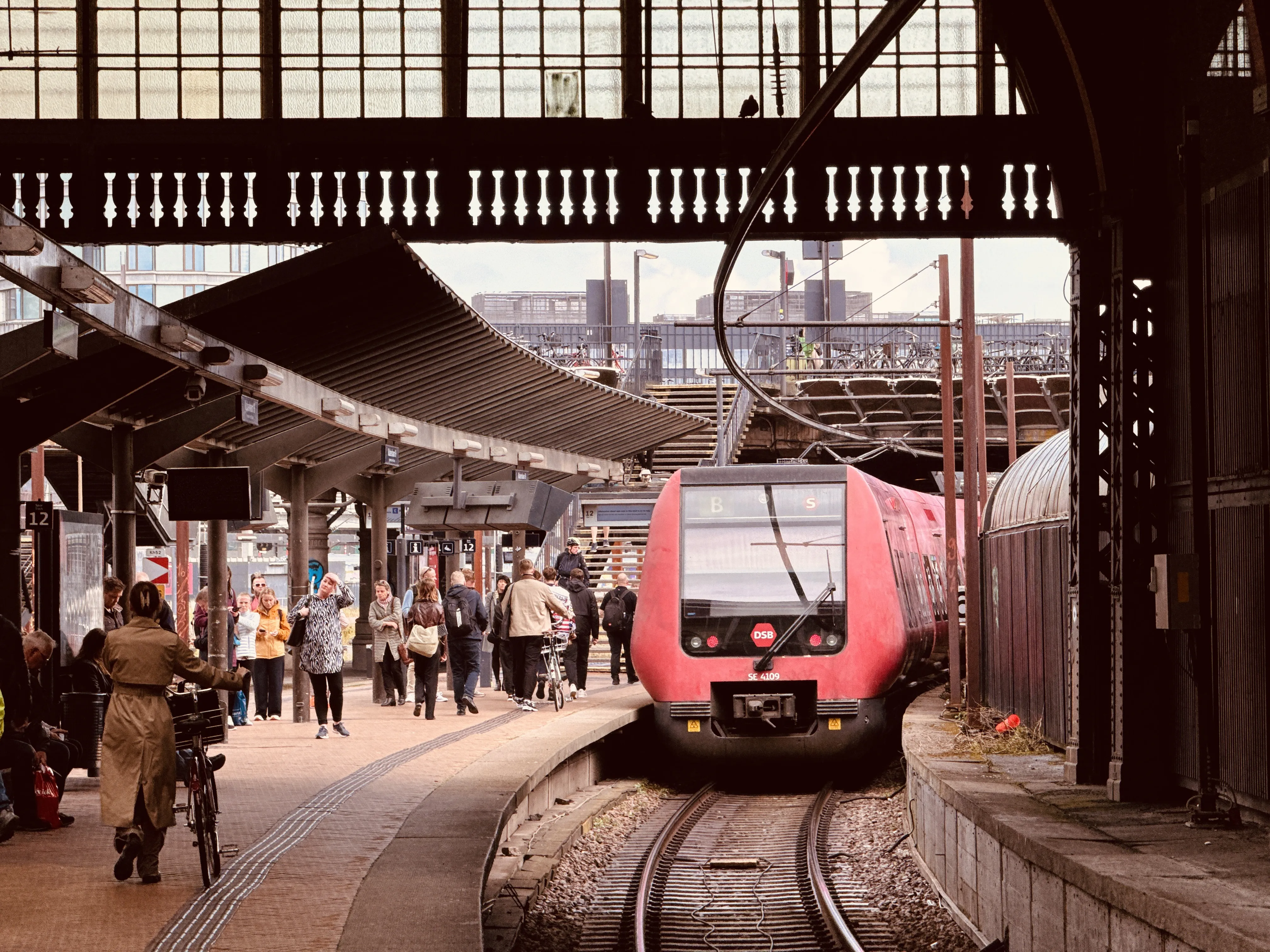 Billede af DSB SE 4109 fotograferet ud for København Hovedbanegård.