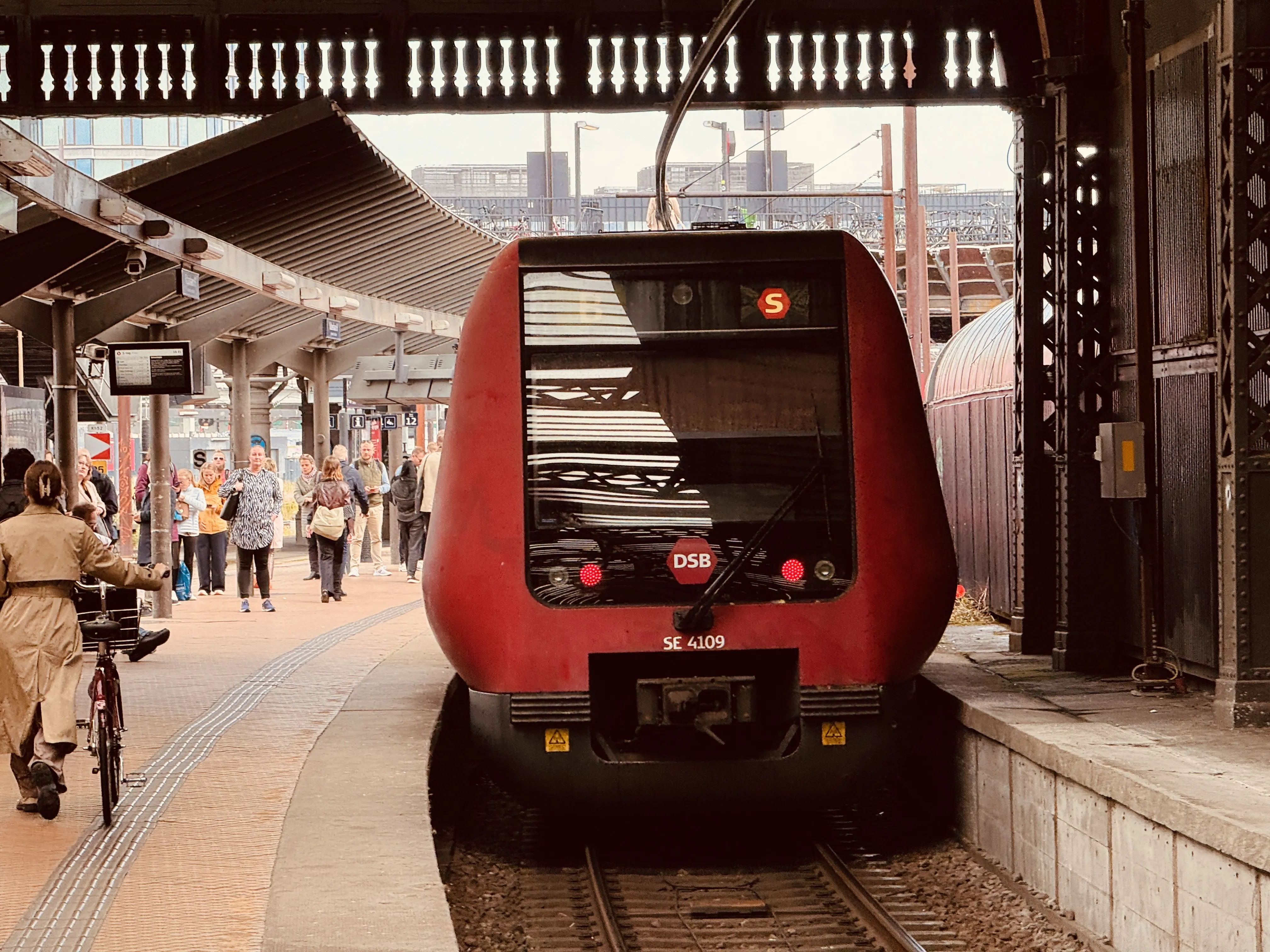 Billede af DSB SE 4109 fotograferet ud for København Hovedbanegård.