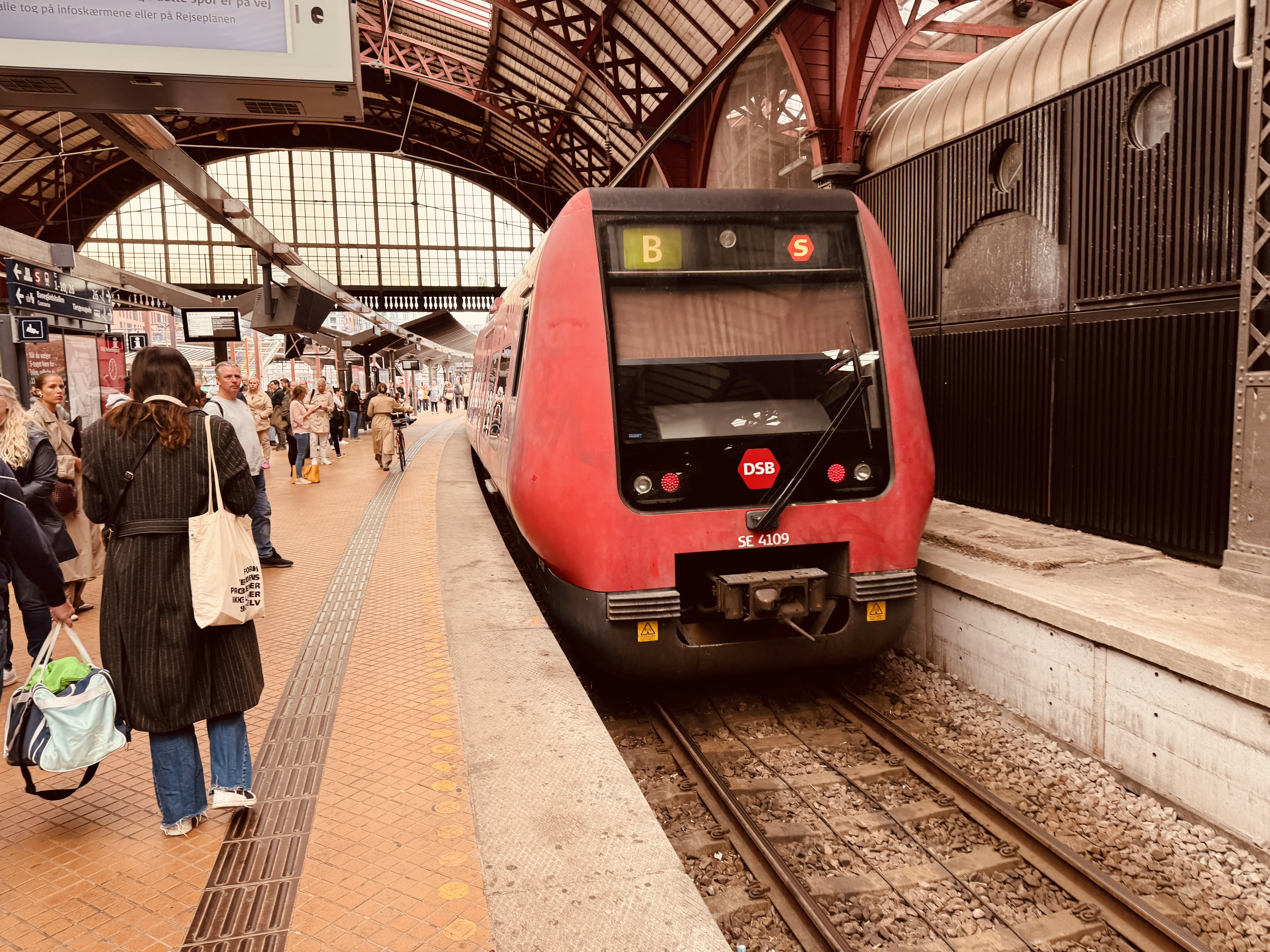 Billede af DSB SE 4109 fotograferet ud for København Hovedbanegård.