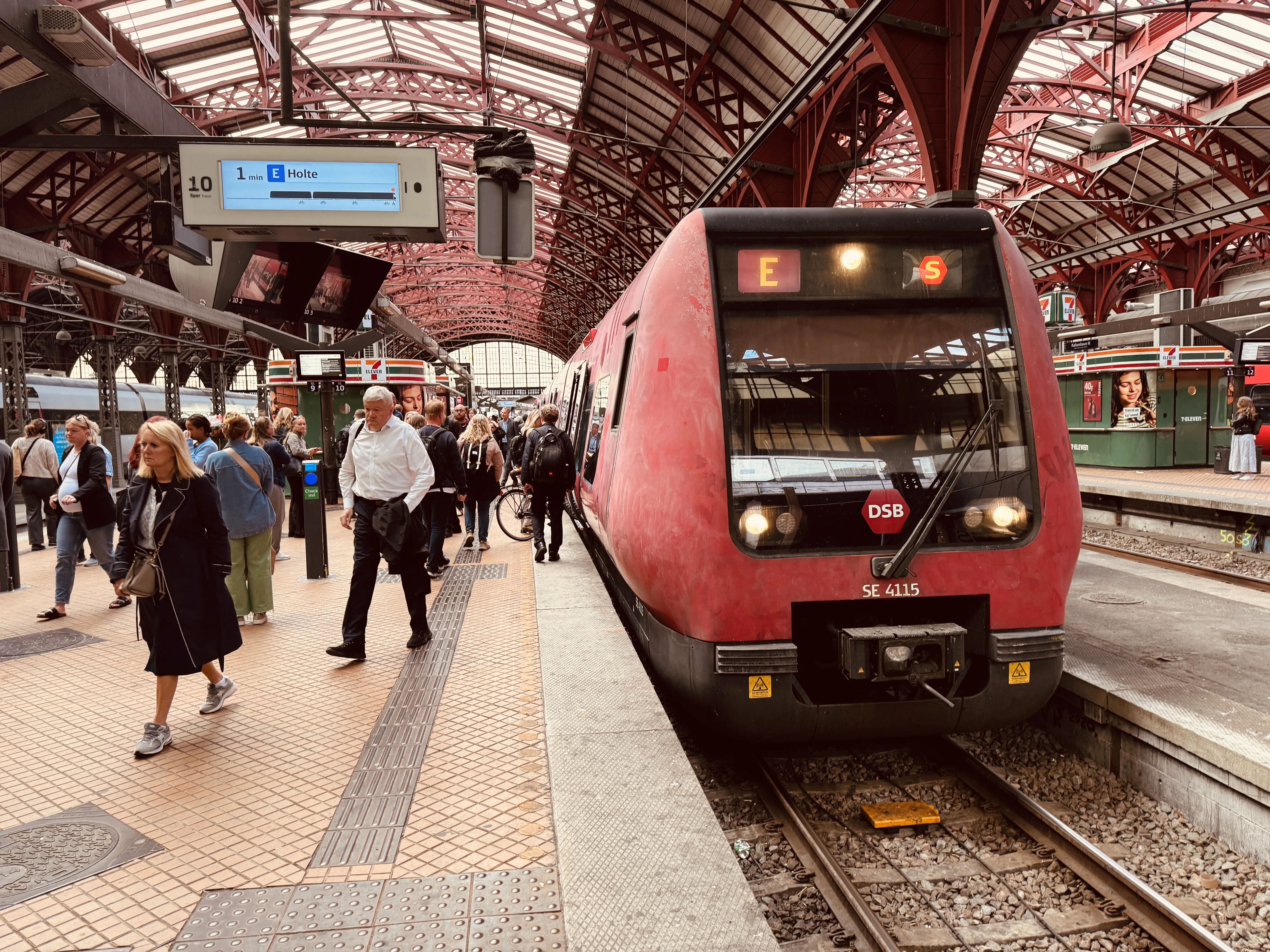 Billede af DSB SE 4115 fotograferet ud for København Hovedbanegård.