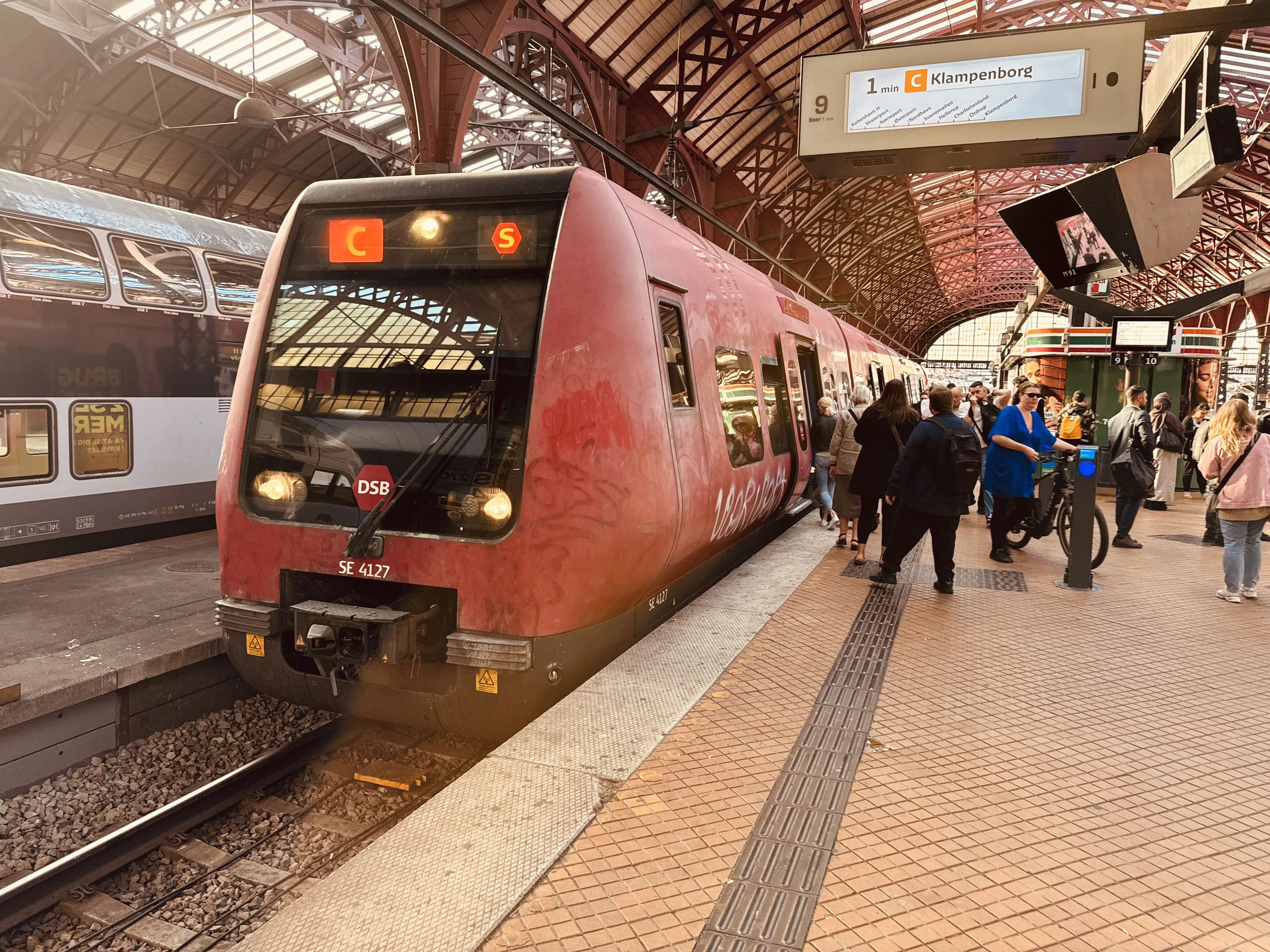 Billede af DSB SE 4127 fotograferet ud for København Hovedbanegård.