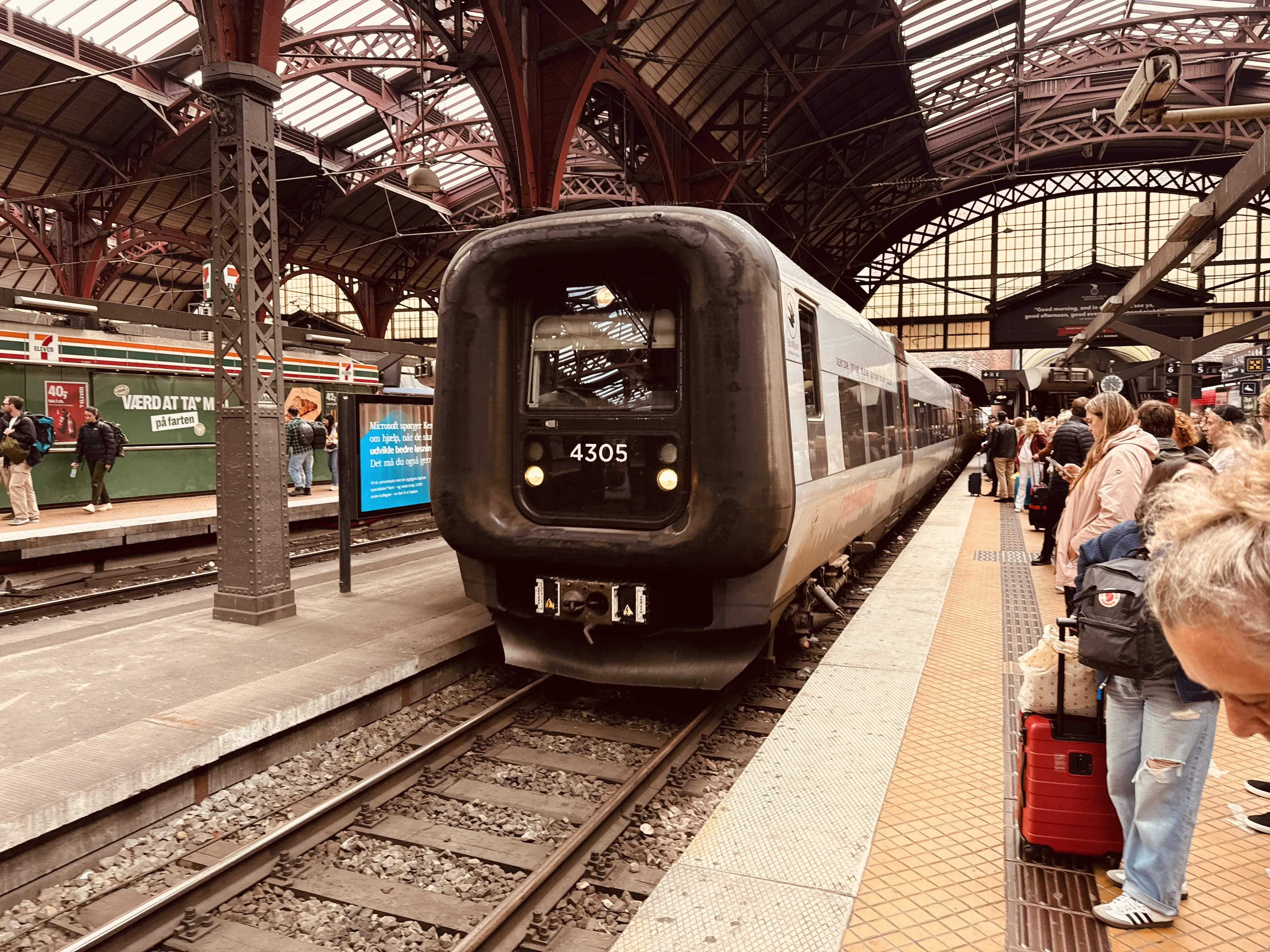 Billede af DSB ET 4305 fotograferet ud for København Hovedbanegård.