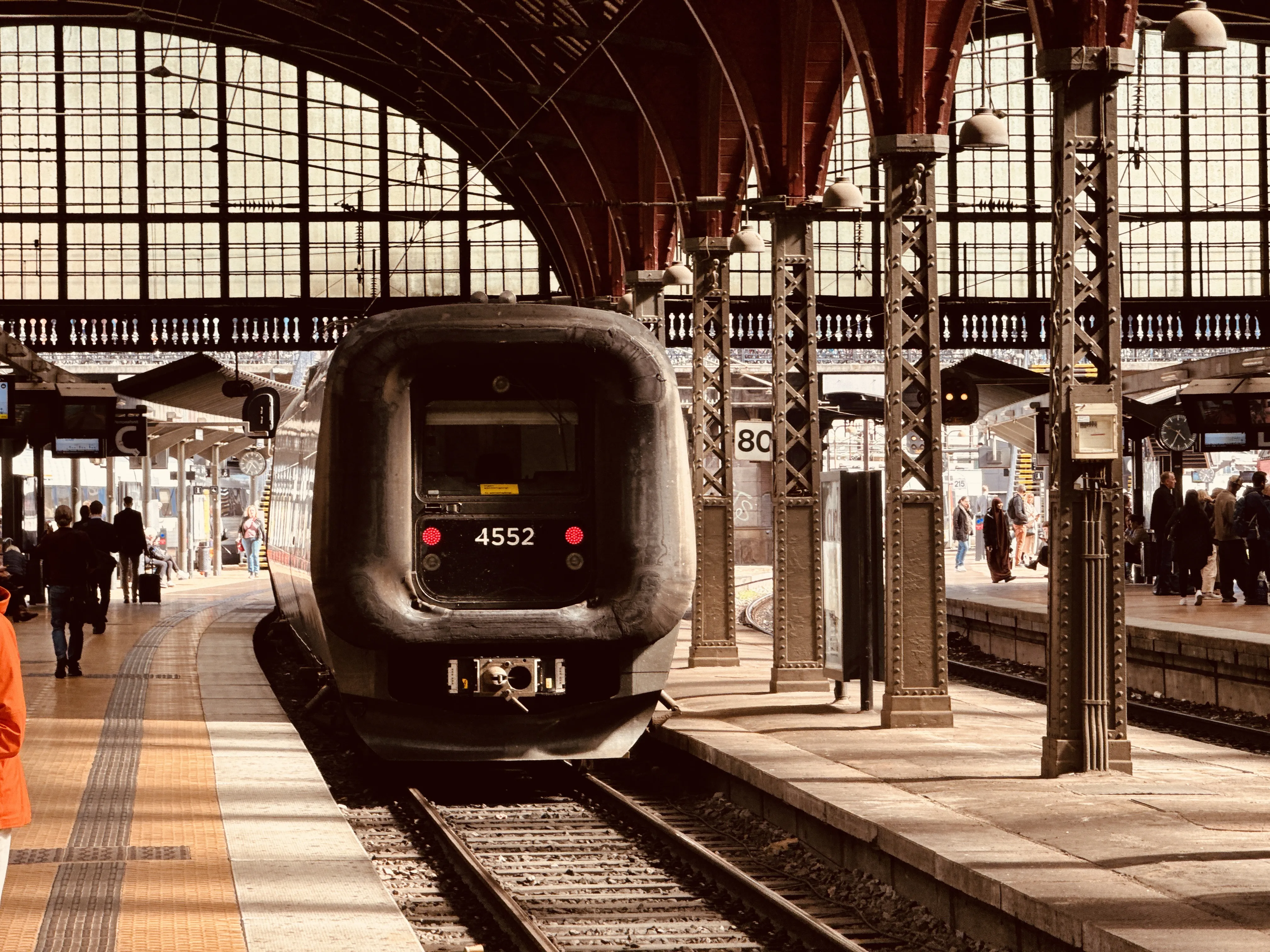 Billede af DSB ET 4352 fotograferet ud for København Hovedbanegård.