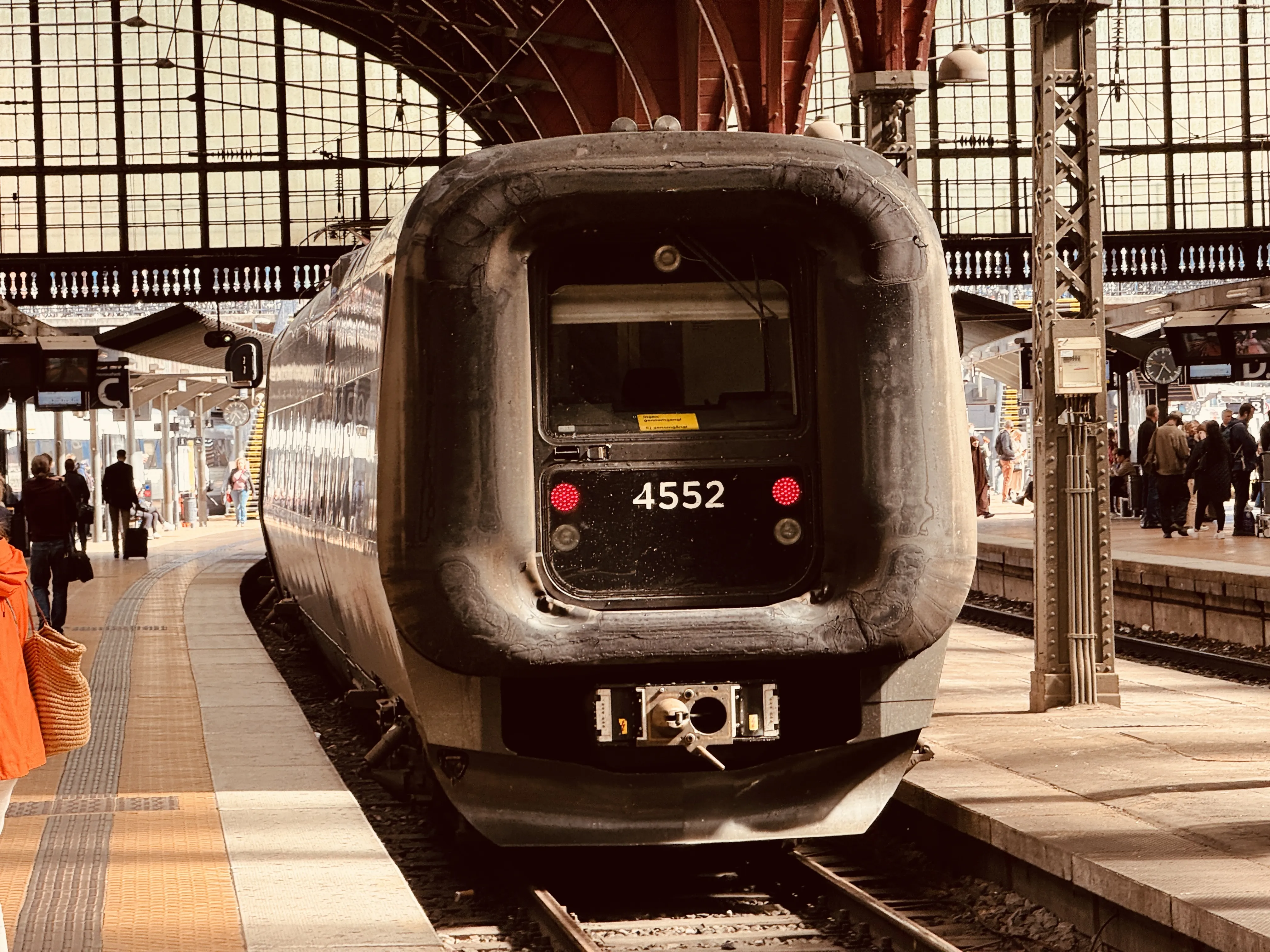 Billede af DSB ET 4352 fotograferet ud for København Hovedbanegård.