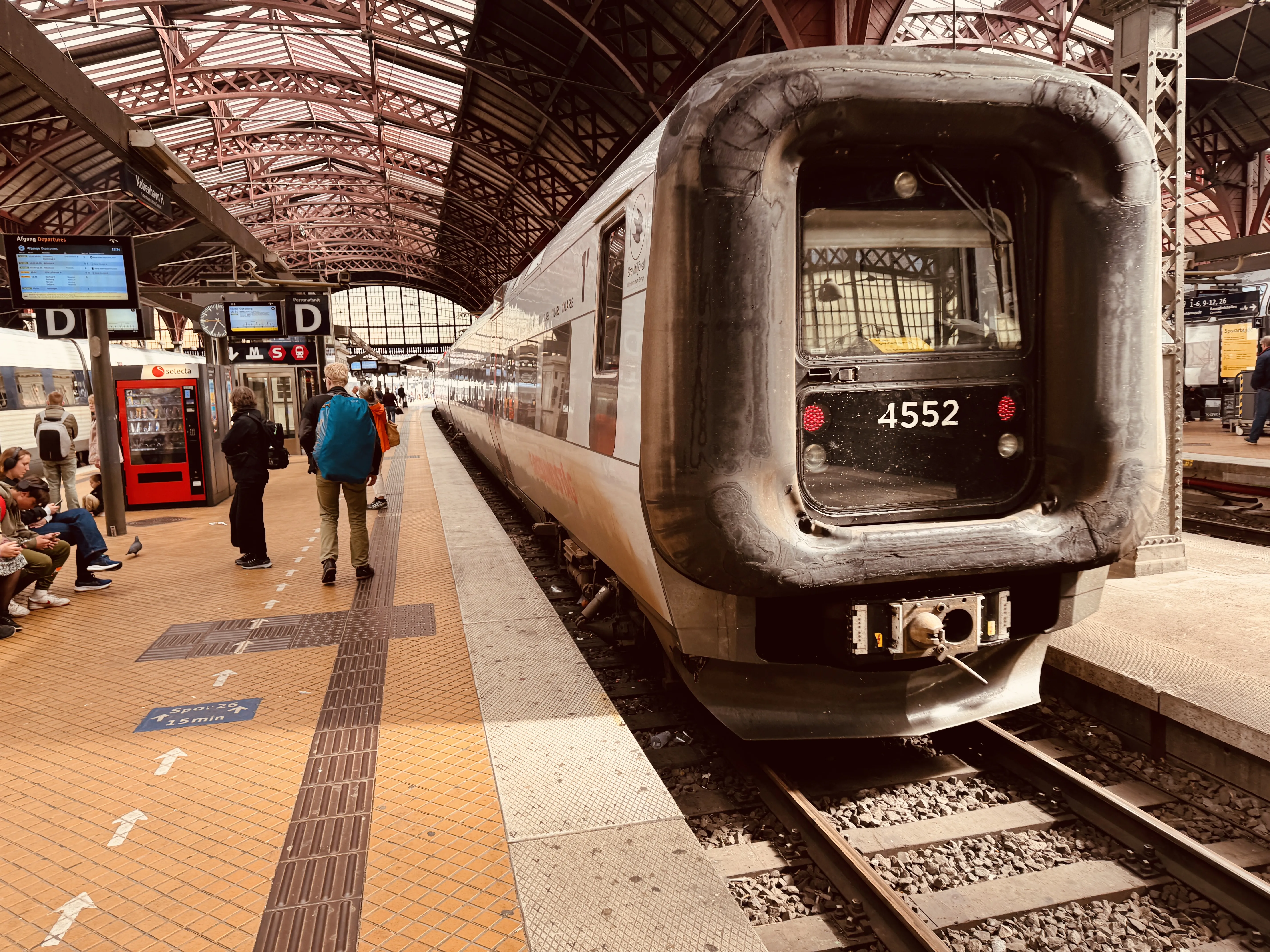 Billede af DSB ET 4352 fotograferet ud for København Hovedbanegård.