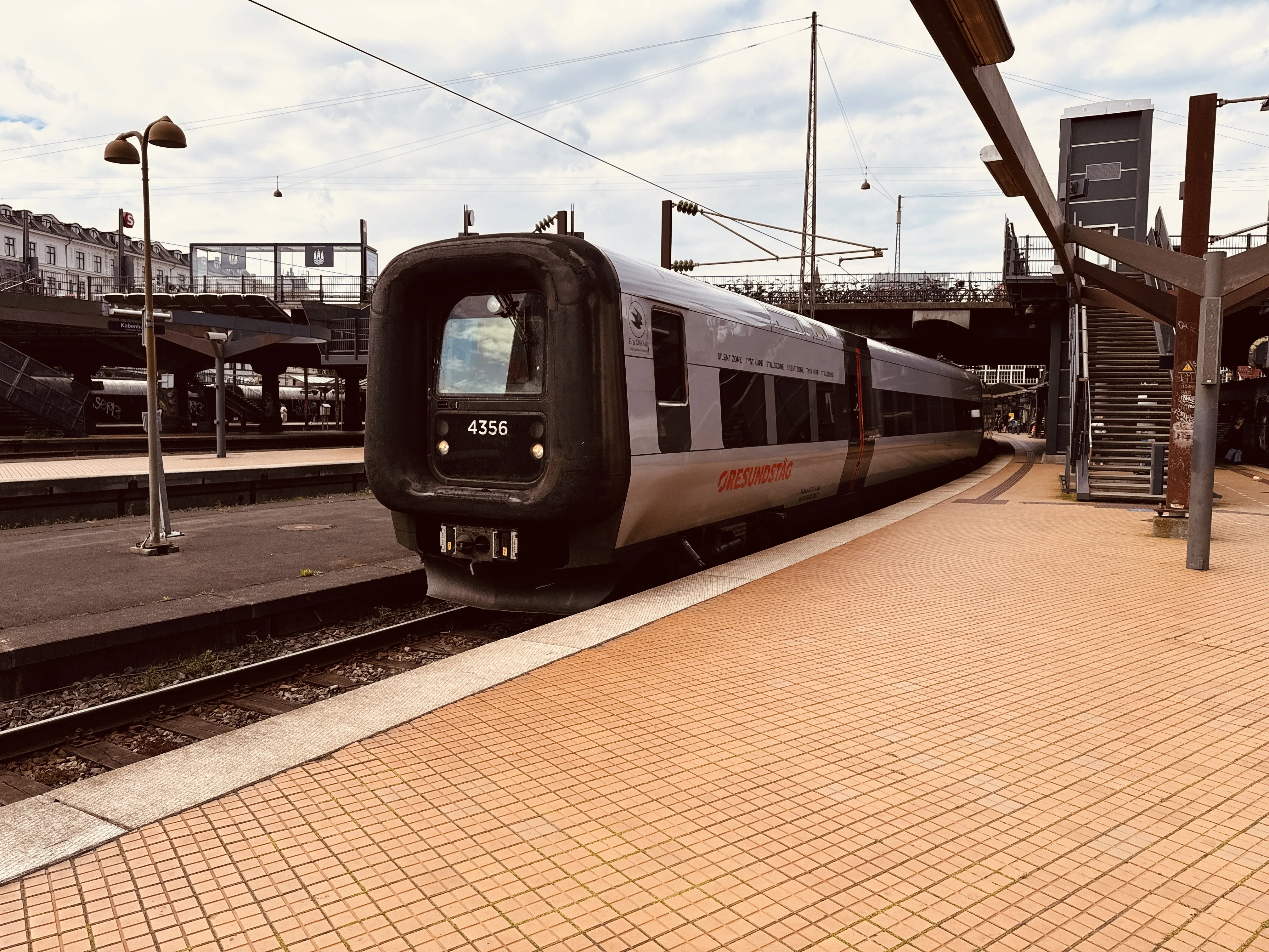 Billede af DSB ET 4356 fotograferet ud for København Hovedbanegård.