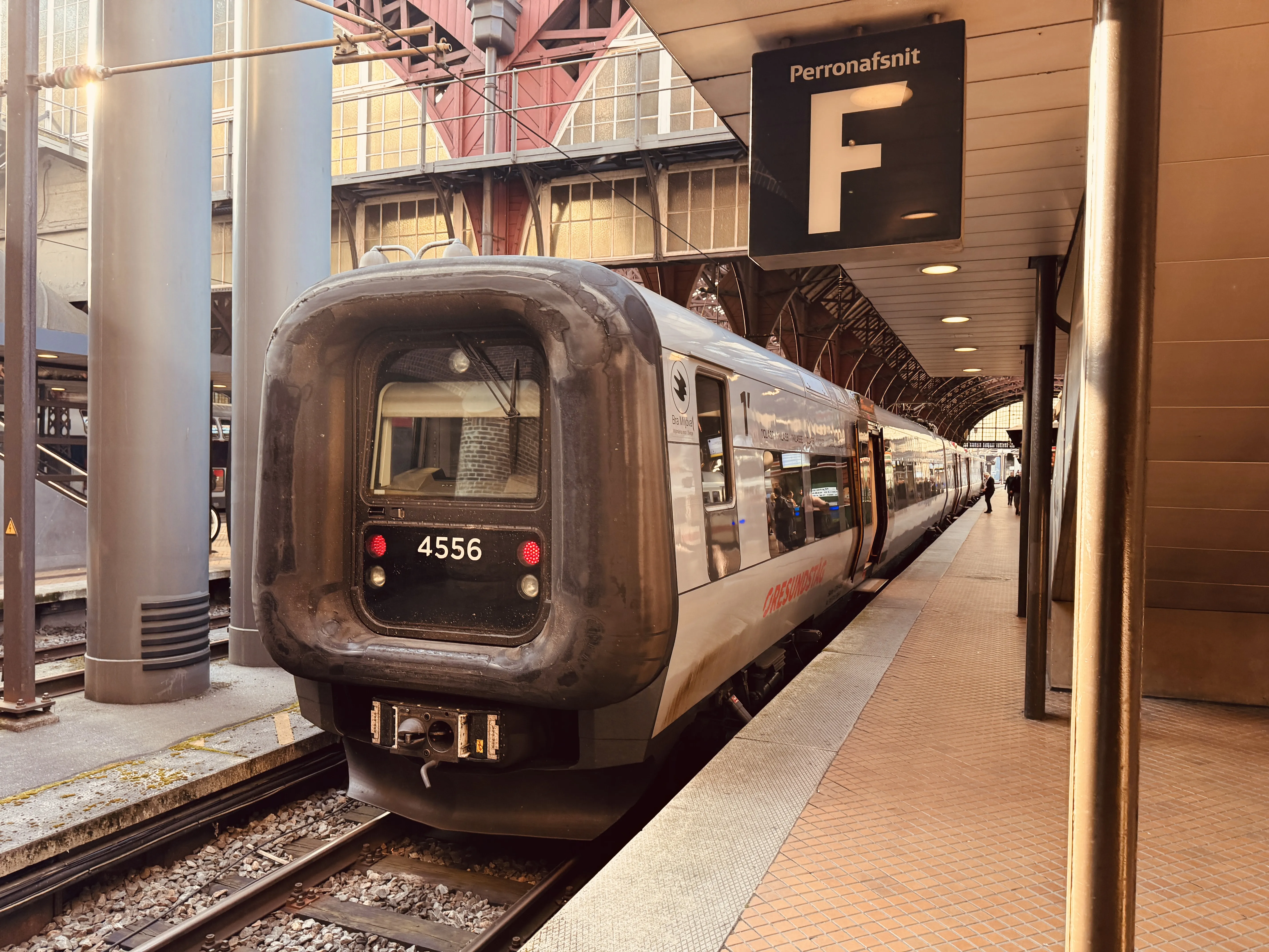 Billede af DSB ET 4356 fotograferet ud for København Hovedbanegård.