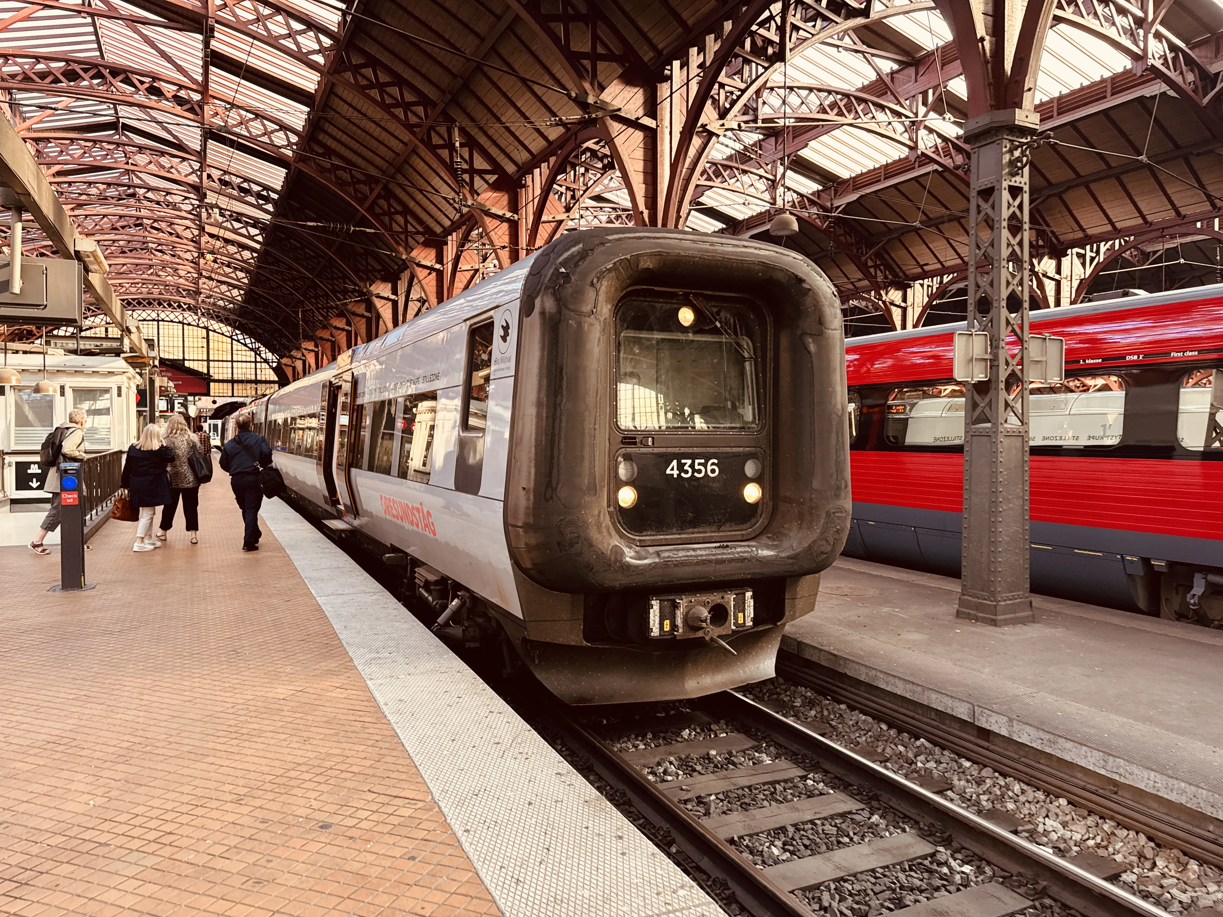 Billede af DSB ET 4356 fotograferet ud for København Hovedbanegård.